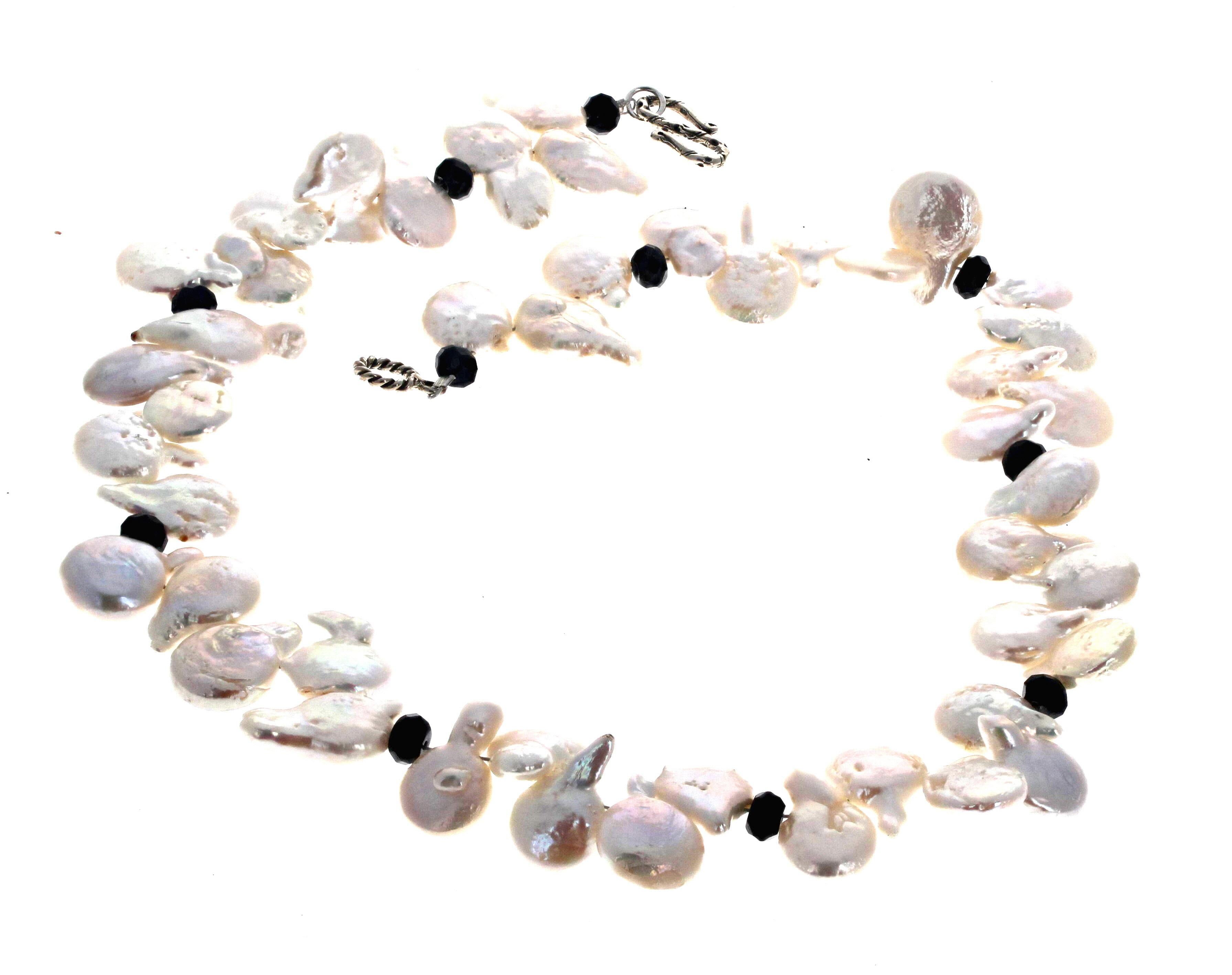 Taglio misto Collana AJD con conchiglie di perle bianche naturali e gemme di onice nero da 19