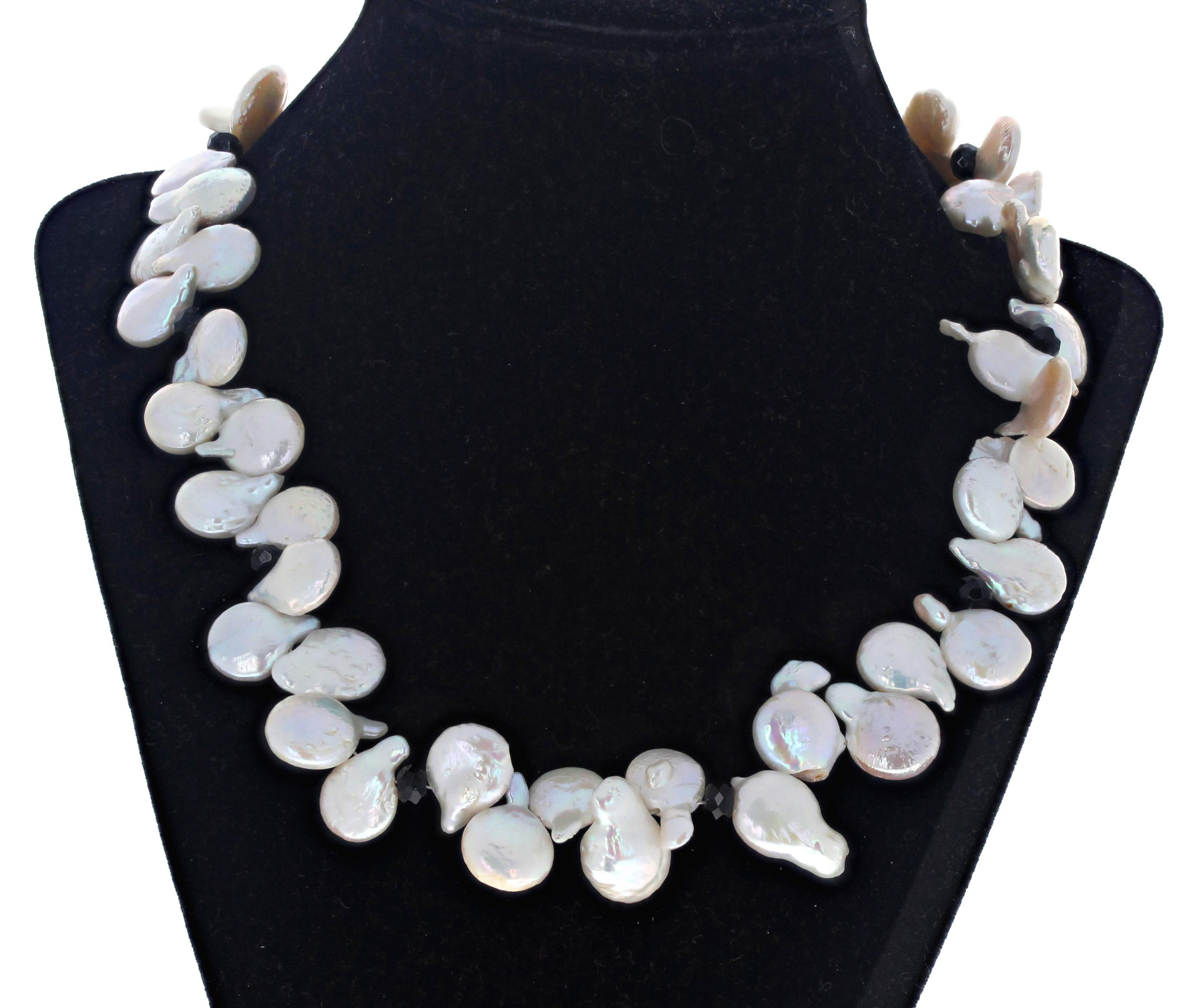Collana AJD con conchiglie di perle bianche naturali e gemme di onice nero da 19