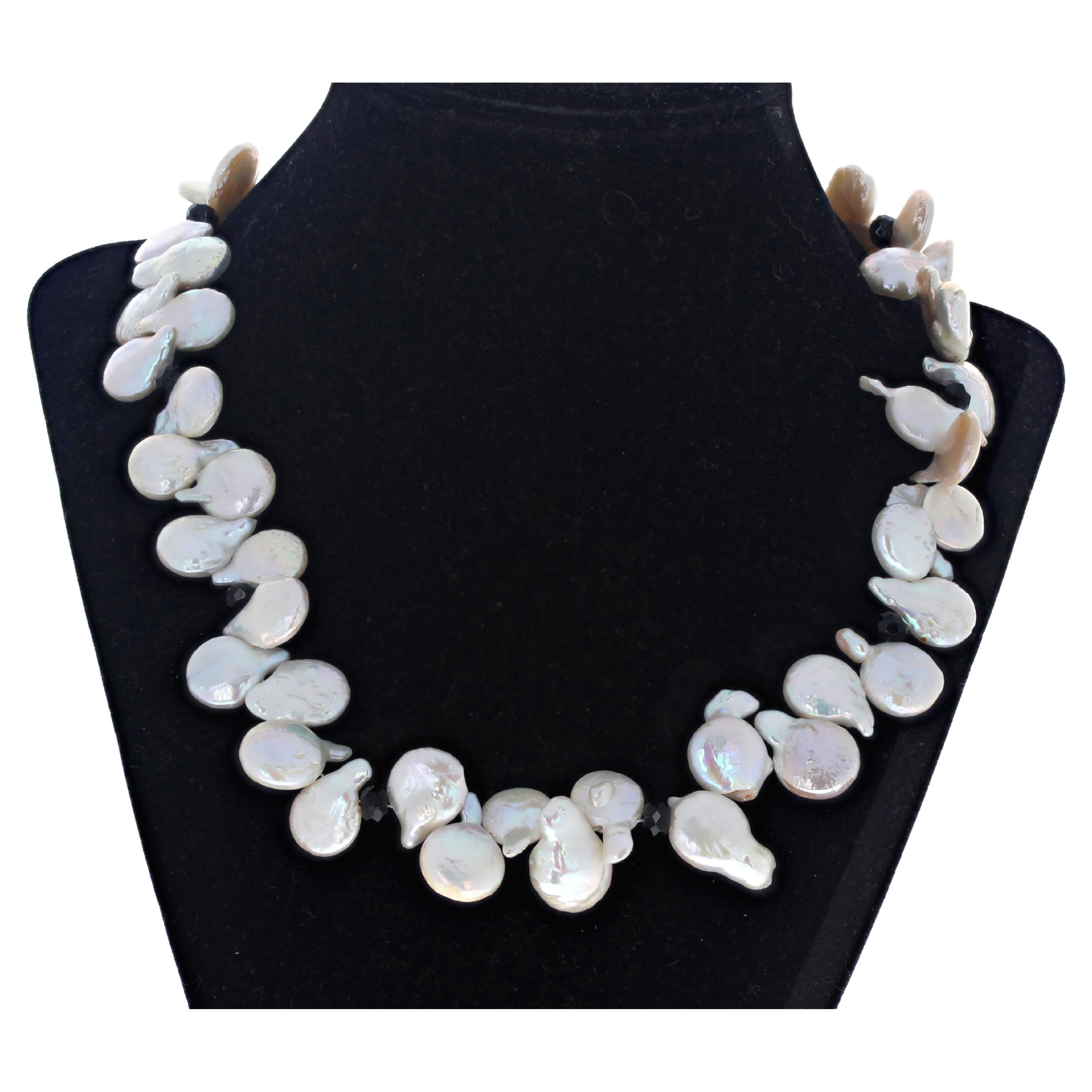 Collana AJD con conchiglie di perle bianche naturali e gemme di onice nero da 19". in vendita