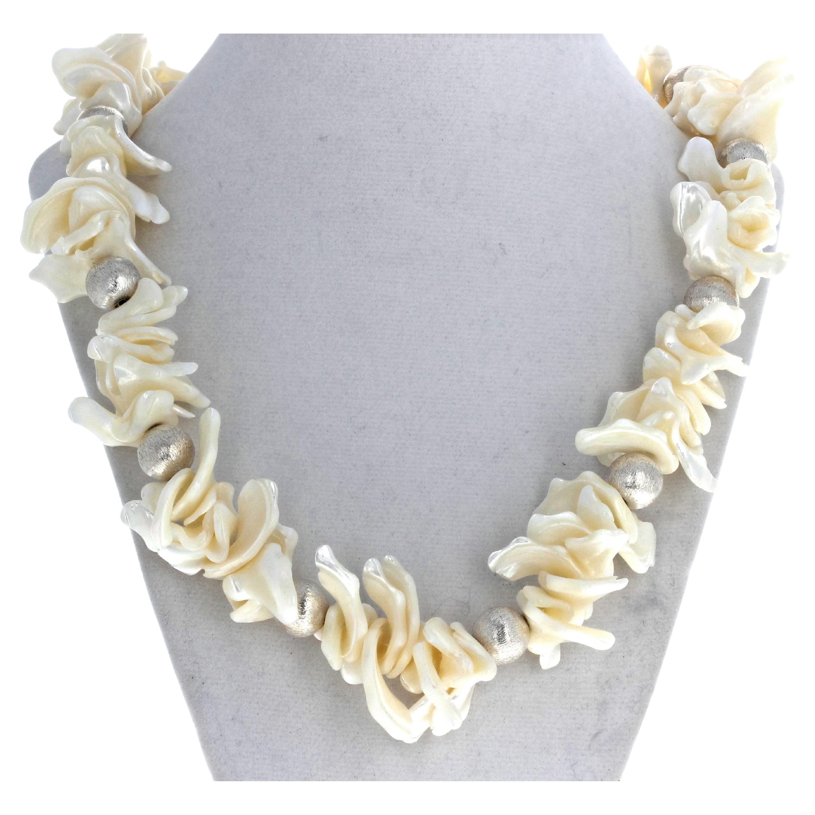 Este collar de perlas naturales Flip-Flop, de una belleza fascinante, mide 21,5 pulgadas.  Los rondeles plateados realzan el dramatismo de estas extraordinarias piezas de Perlas.  Las chancletas más grandes miden aproximadamente 2,5 cm de largo y