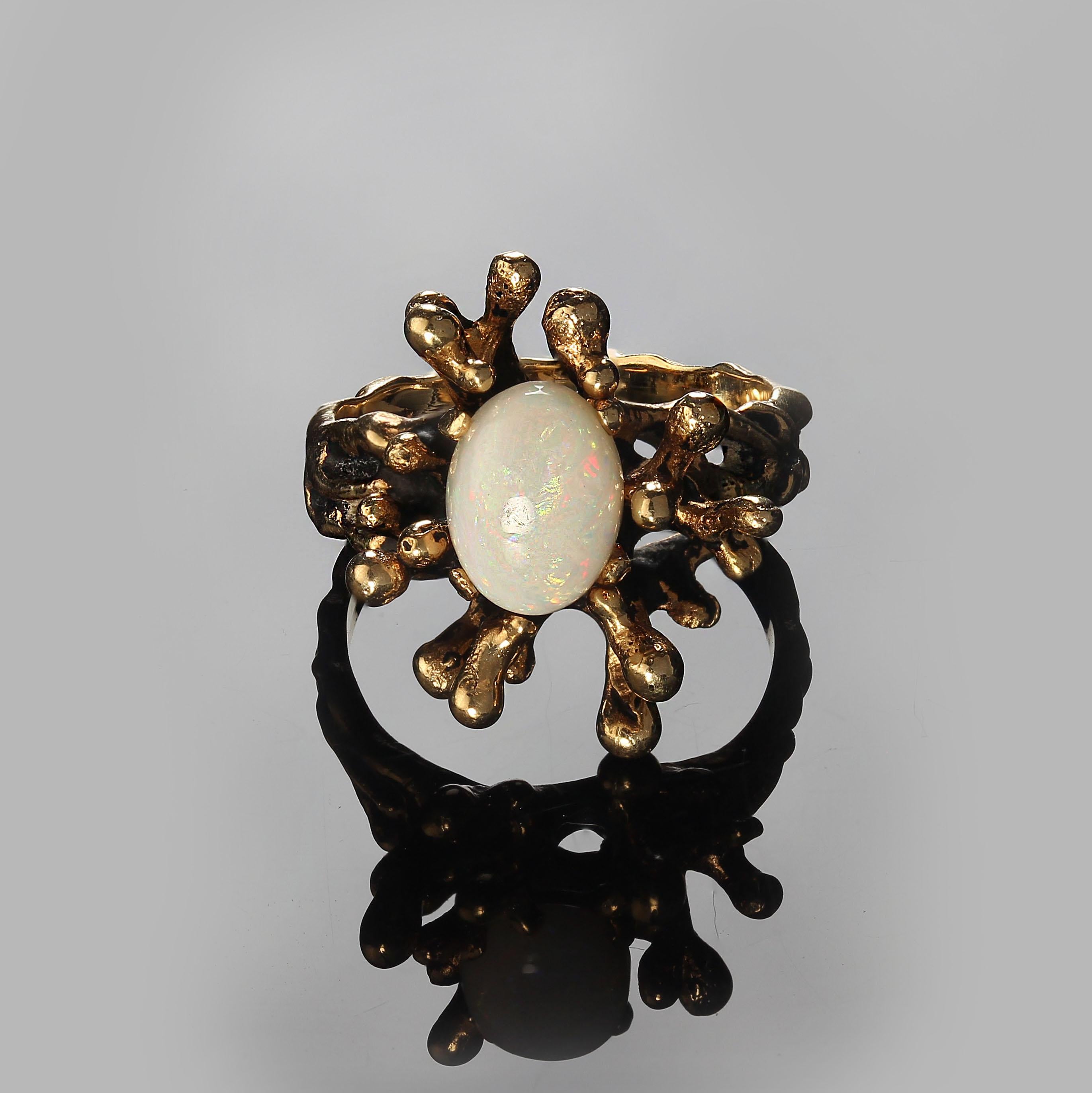 AJD Organic 14K Gelbgold antiquiert und oval Cabochon weiß Opal Ring (Kunsthandwerker*in) im Angebot
