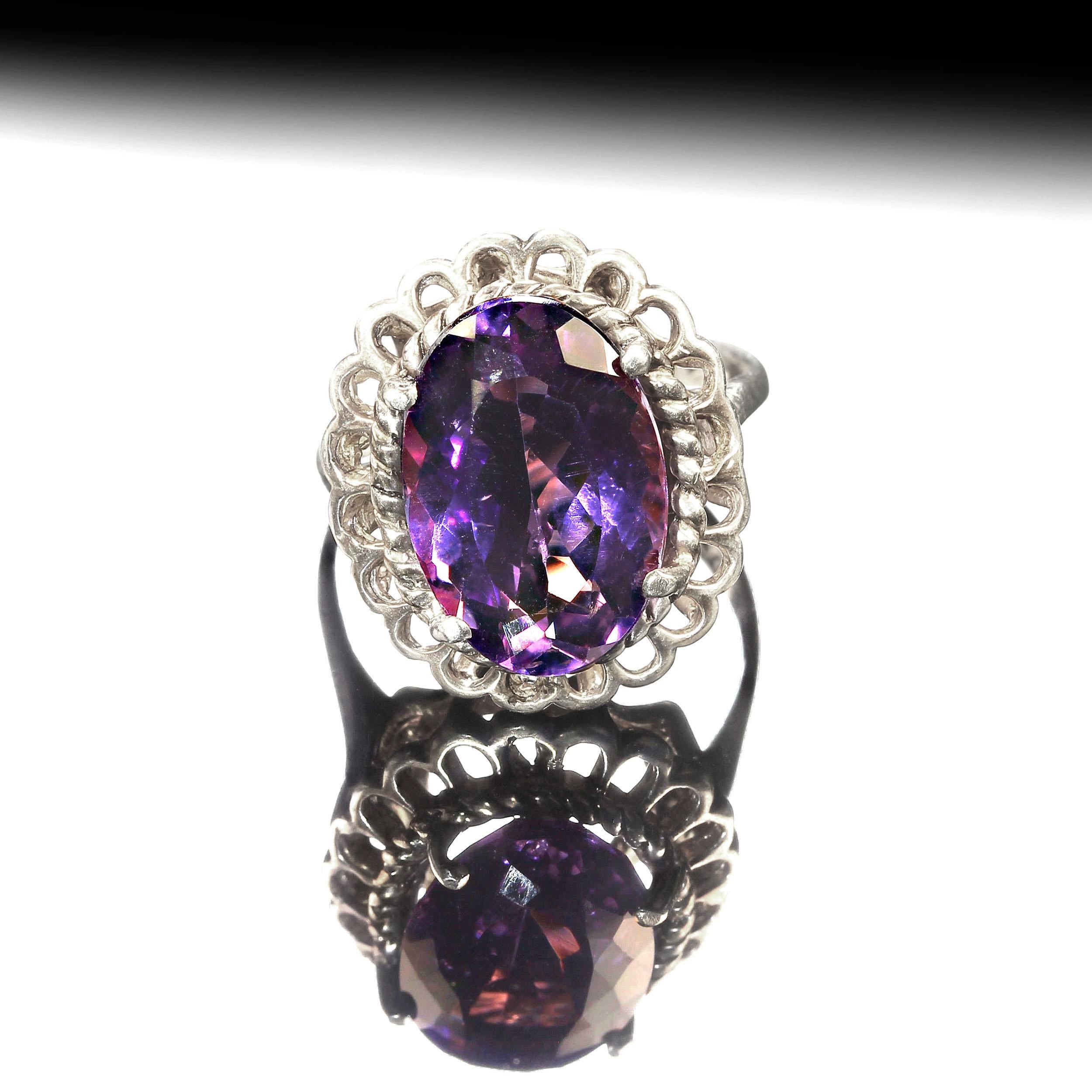 Maßgefertigter, funkelnder ovaler Amethyst-Ring. Diese lebendige Amethyst hat reizvolle rosa blinkt und ist in einem schönen detaillierten hohen Korb Fassung von Rhodium über Sterling Silber Ring gesetzt. Diese Fassung hat ein gedrehtes Seil neben