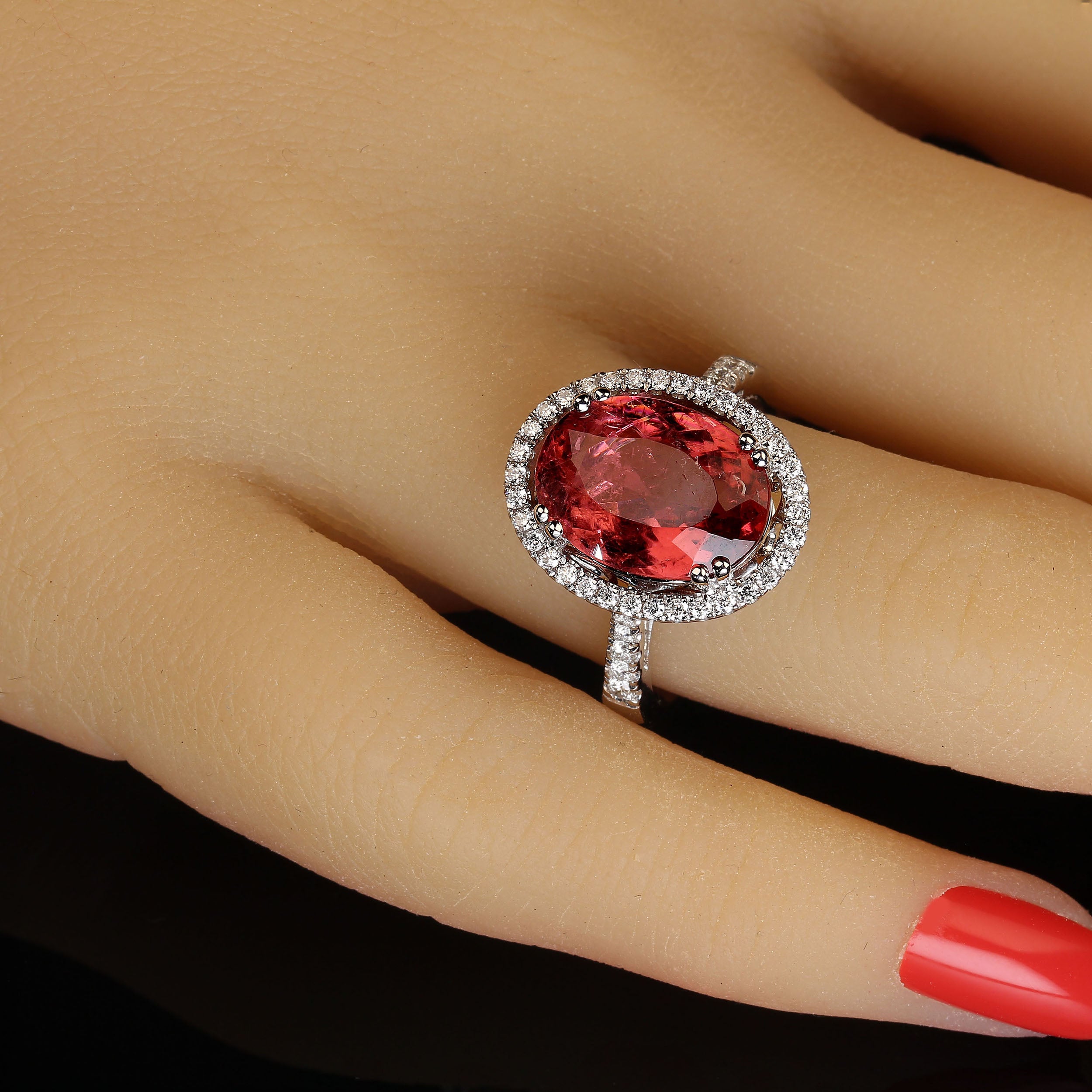 Artigiano Anello AJD con tormalina rosa ovale e diamanti incastonati in oro bianco 14K in vendita