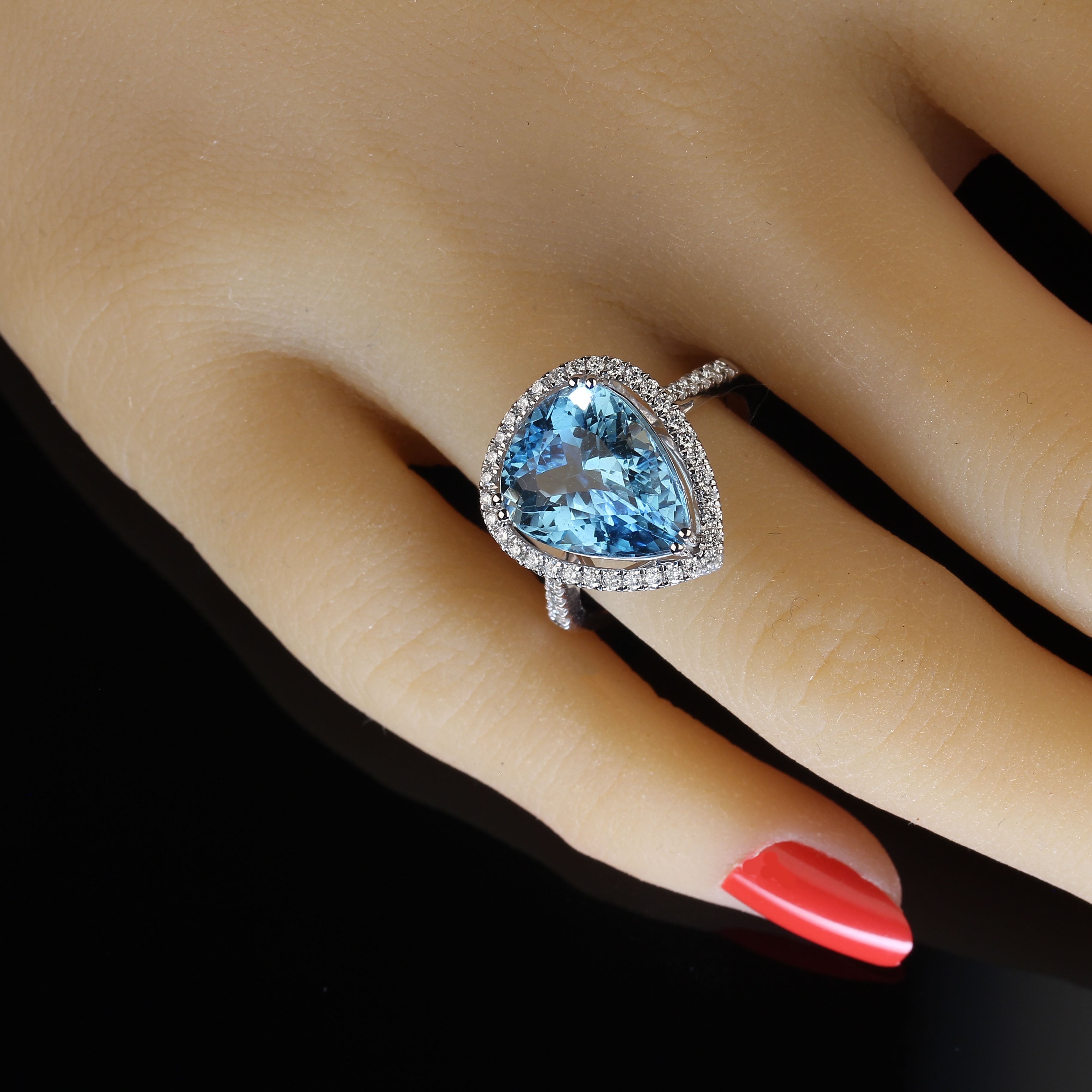  Erleben Sie die atemberaubende Schönheit dieses einzigartigen 5,32 Karat birnenförmigen Aquamarin-Diamant-Halo-Rings. Dieses exquisite Schmuckstück funkelt bei jeder Bewegung und zeigt einen atemberaubenden Aquamarin-Edelstein, der von einem zarten
