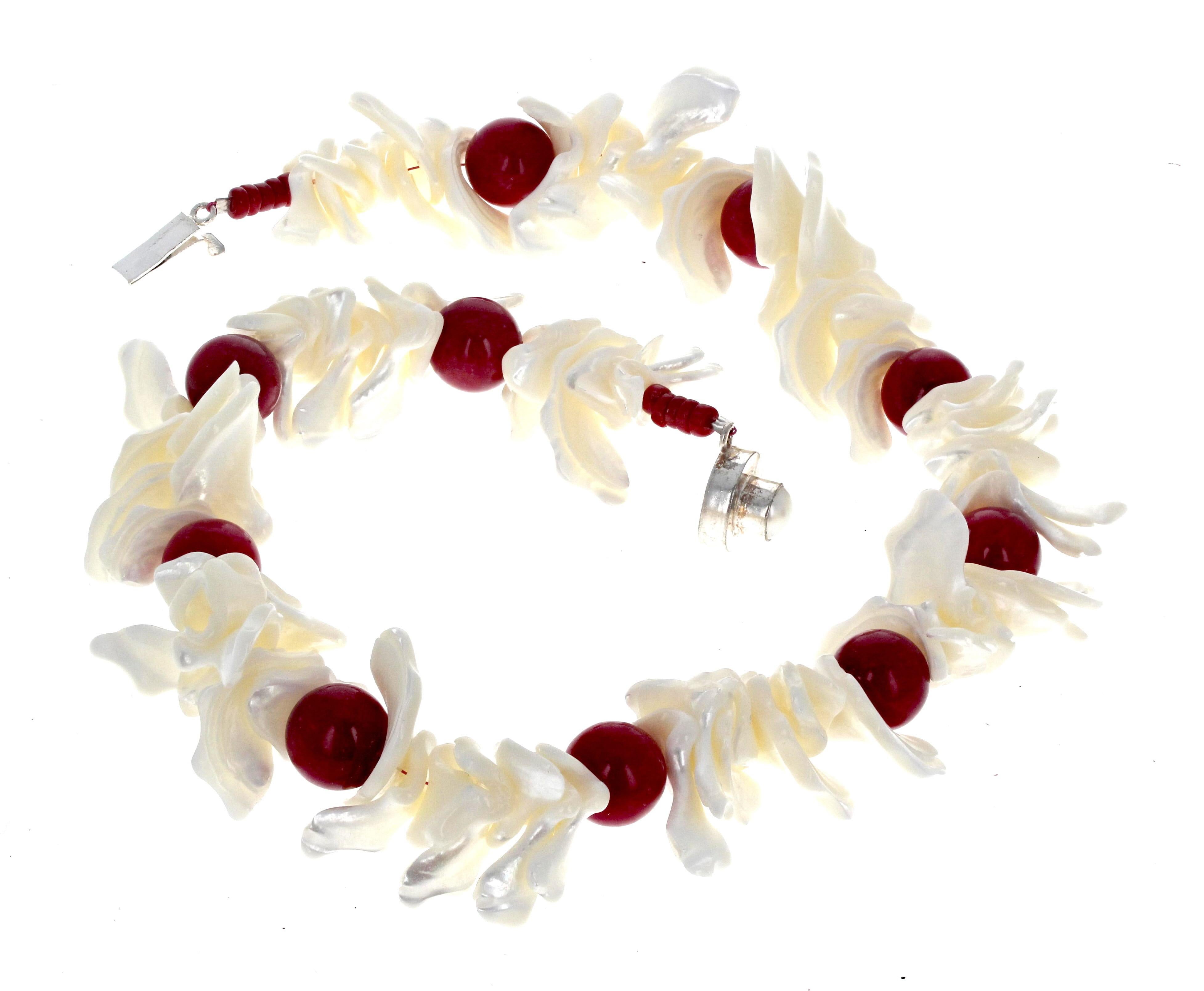 Questa enorme collana è lunga 19 pollici.  È composto da conchiglie di vera perla bianca naturale e da circa 14 carneli rossi naturali rotondi da 1/2 mm.  La chiusura è di tipo a scorrimento, facile da usare.  Le conchiglie di perle sono di diverse