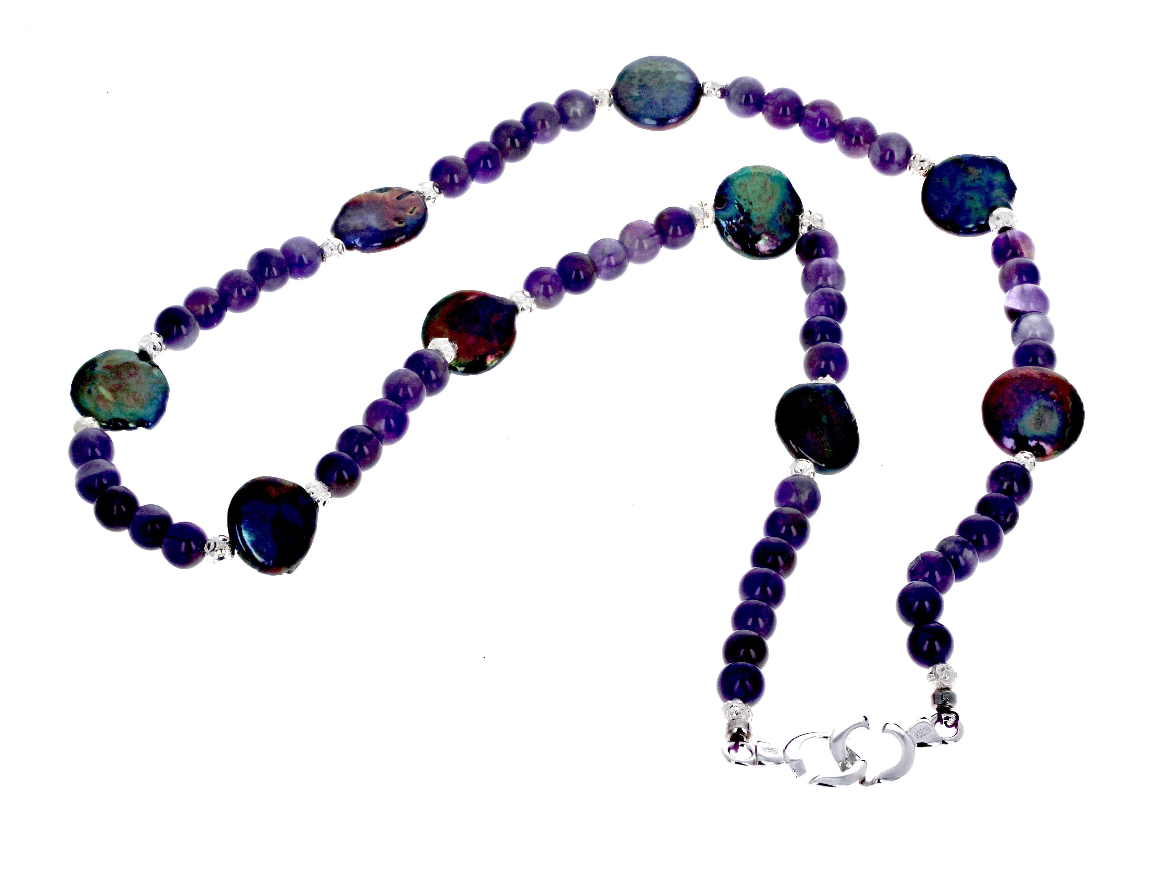 Ces véritables coquilles de perles sont de magnifiques couleurs différentes et sont rehaussées de petites Agates rondes polies de couleur pourpre.  Les gros coquillages en perles véritables mesurent environ 13 mm et les petites agates mesurent