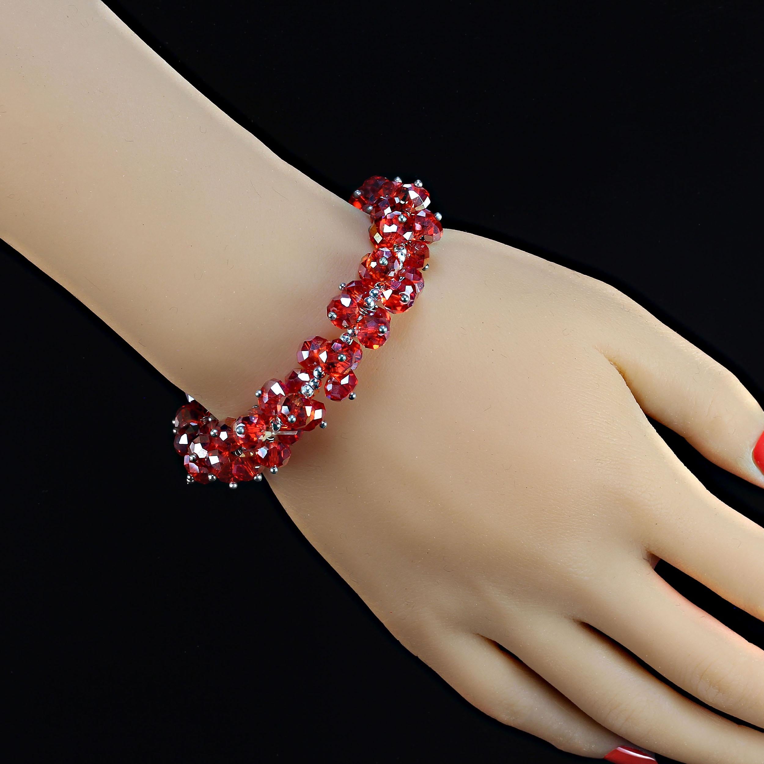 Perfektes rotes Urlaubsarmband!  Dieses dehnbare Armband in rotem AB-Kristall ist perfekt für die Weihnachtszeit oder wann immer Sie in Festtagsstimmung sind. Dieses Armband sitzt locker an einem 6,5-Zoll-Handgelenk und dehnt sich auf mindestens 8