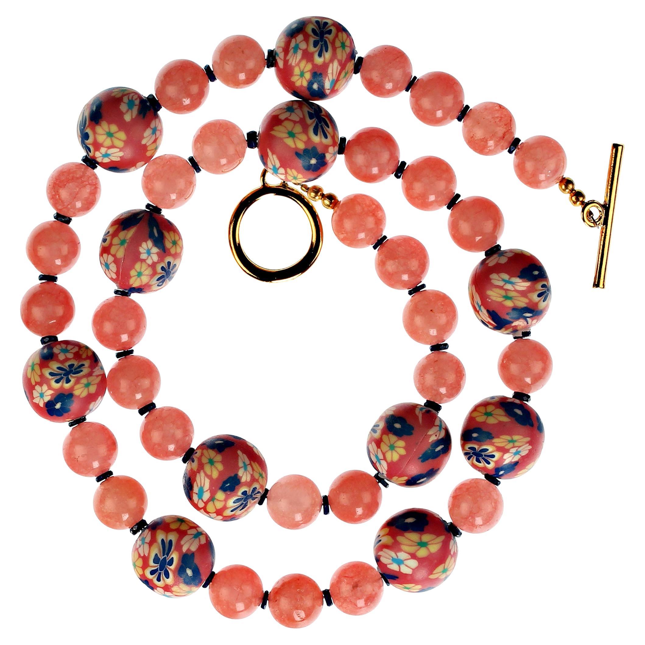 Maßgeschneiderte 22 Zoll rosa Achat Halskette mit chinesischen rosa geblümten Akzent Perlen und Scheiben von Lapis Lazuli, um den Achat zu verbessern.  Diese einzigartige Halskette ist perfekt für Frühling und Sommer.  Mit einer Größe von 22 Zoll