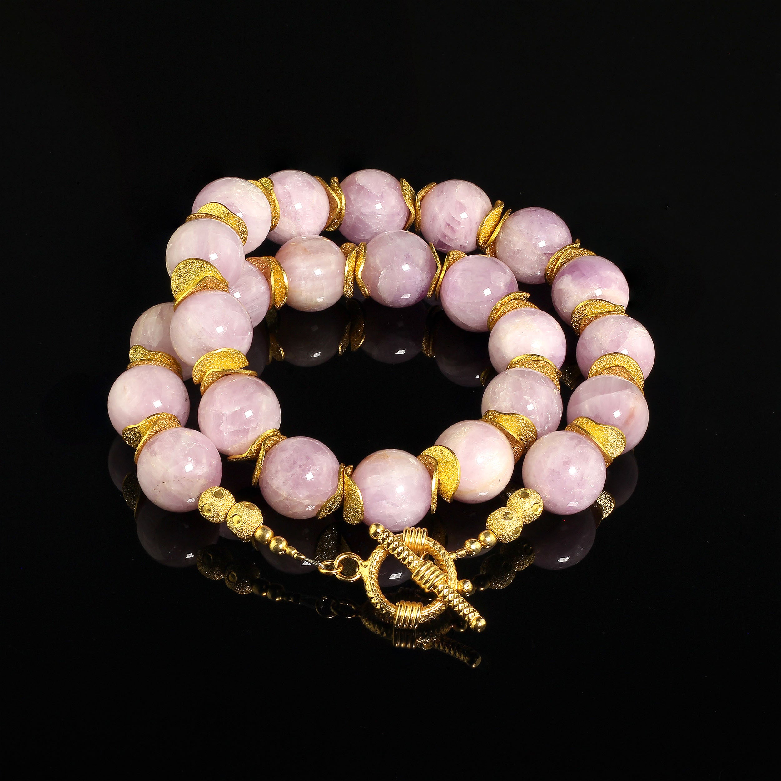 Zarte rosa Kunzit-Halskette - 14mm Perlen mit goldfarbenen Flatterabstandshaltern, Vermeil-Kippverschluss (16 Zoll)

Diese zarte rosafarbene Kunzit-Halskette ist der Inbegriff von Eleganz. Die 14 mm großen Kunzit-Perlen strahlen einen sanften,