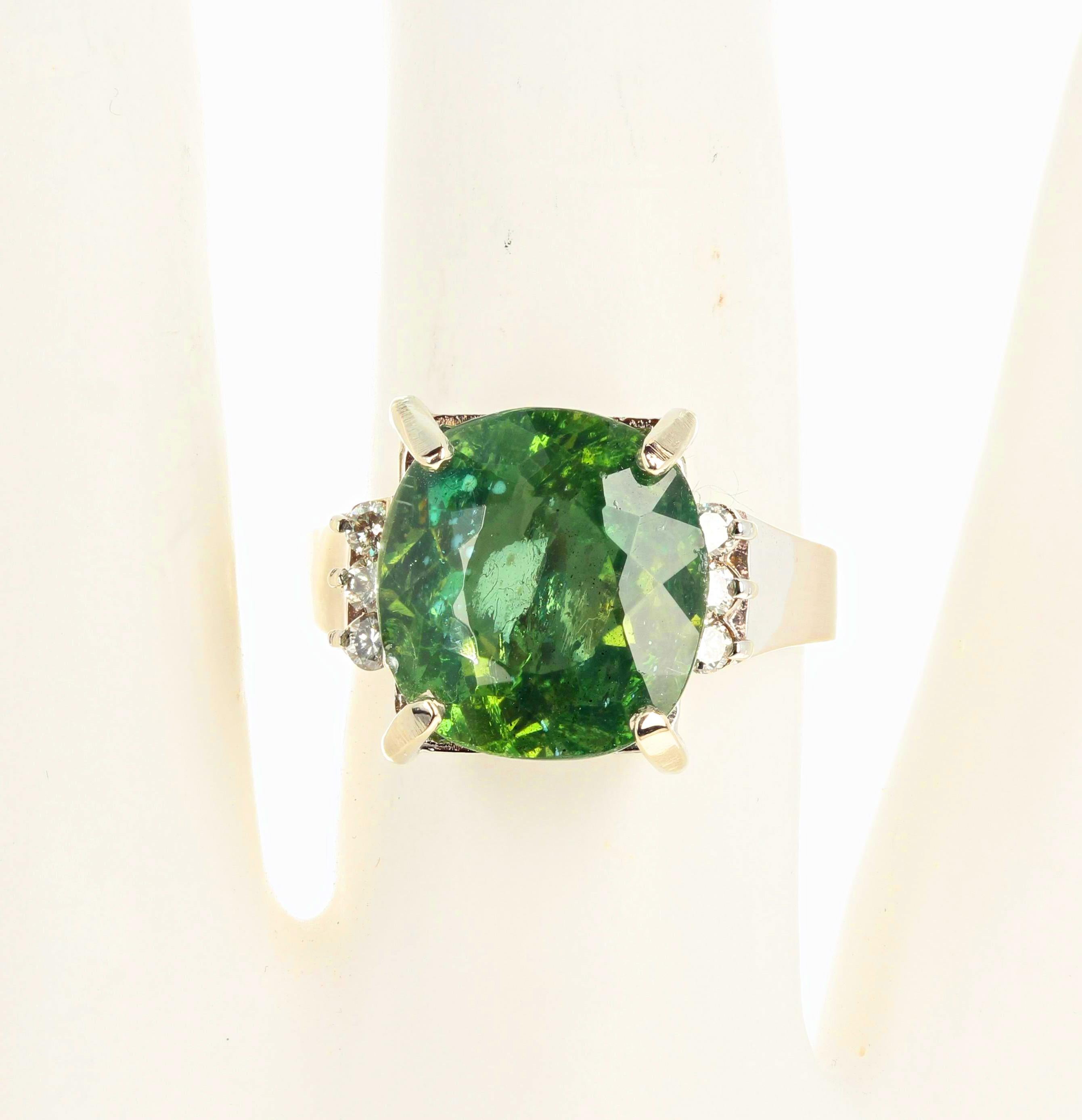 AJD Rare Glittering Green 8 Carat RARE Madagascar Apatite & Diamond Ring For Sale 1