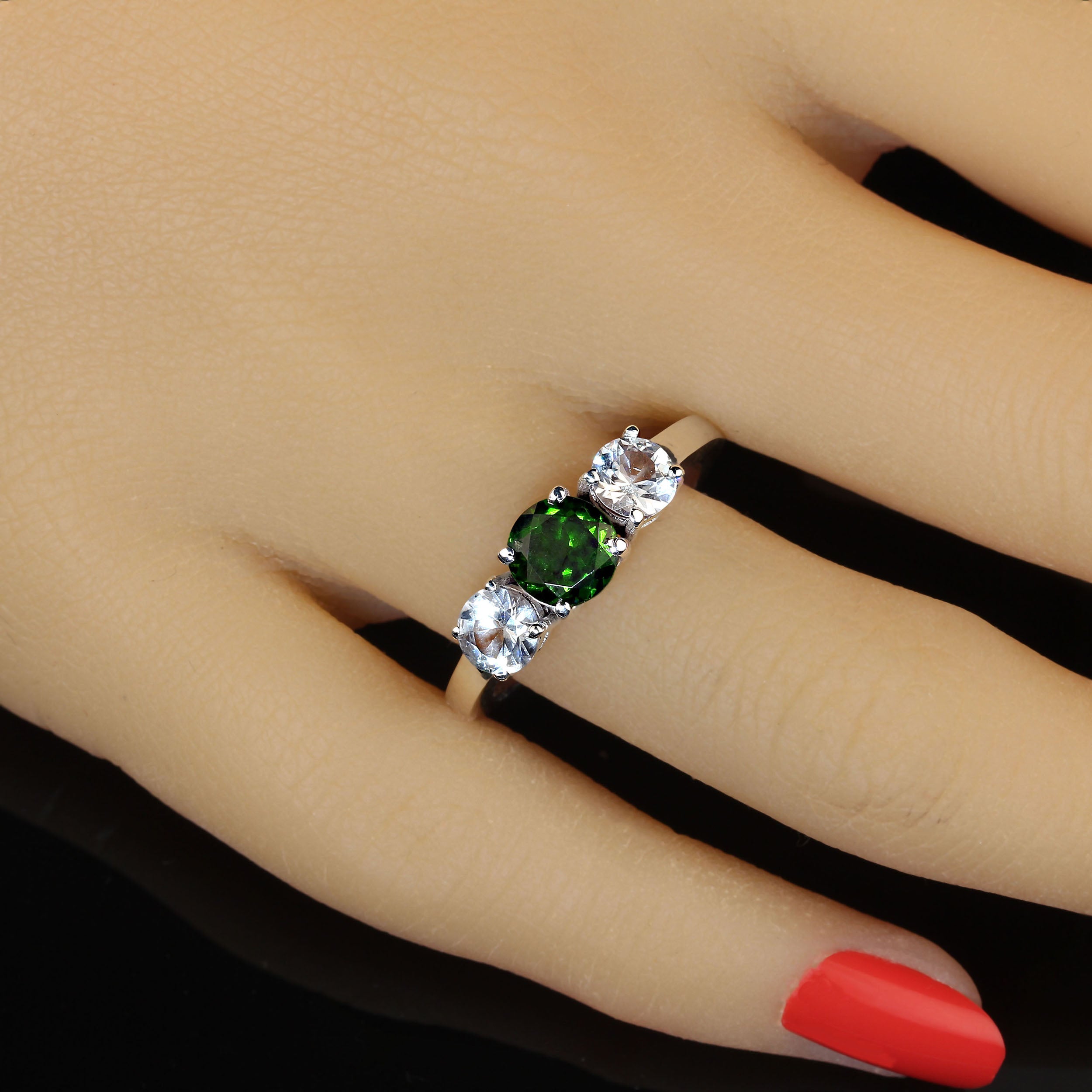 Impresionante Anillo de Granate Verde Demantoide y Zafiro Blanco en Plata de Ley
Eleva tu colección de joyas con este brillante anillo con un raro Granate Demantoide verde, bellamente acentuado por dos zafiros blancos brillantes. Esta exquisita