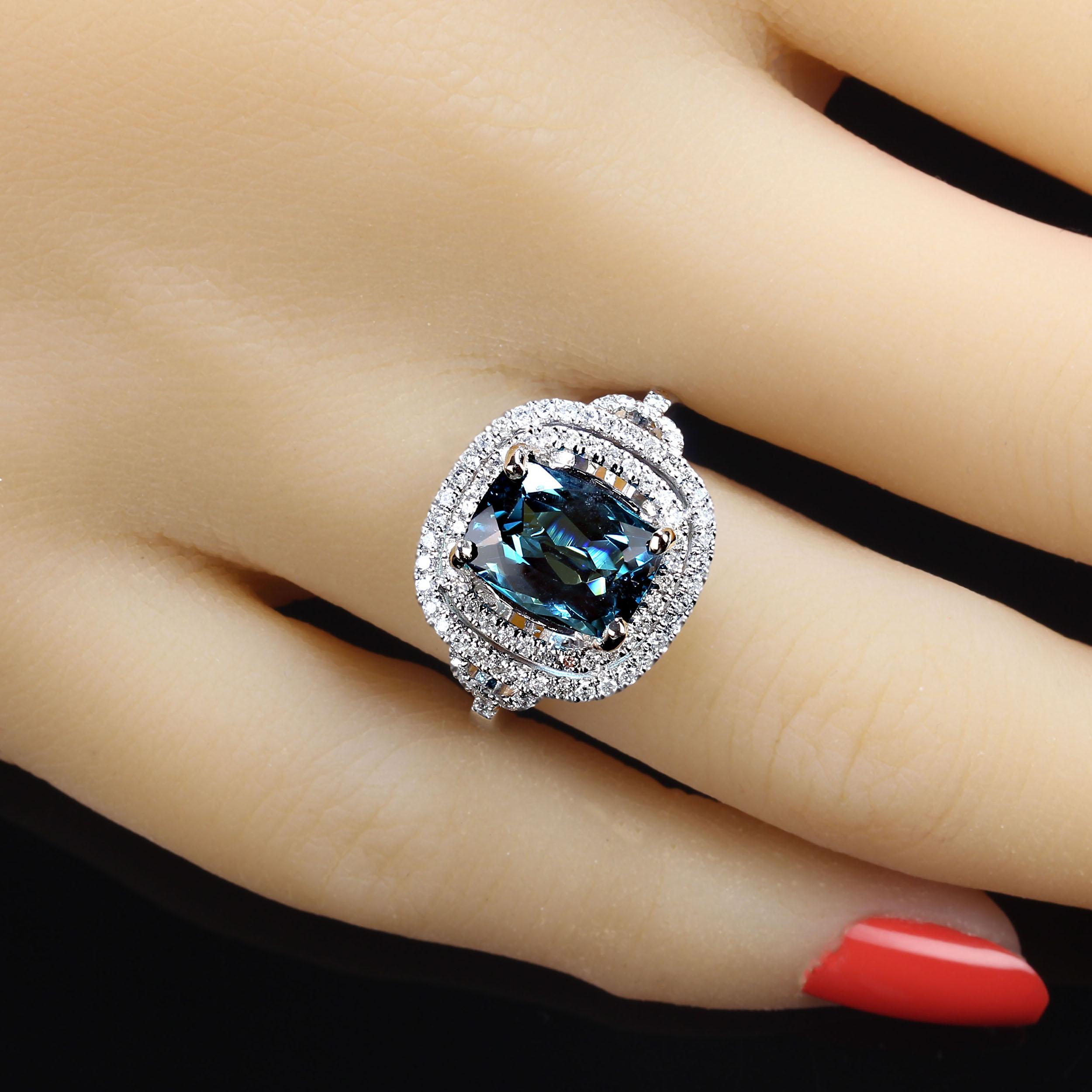 Seltener Indicolit-Blauer Turmalin in Halos von Diamanten Ring von AJD (Antiker Kissenschliff) im Angebot