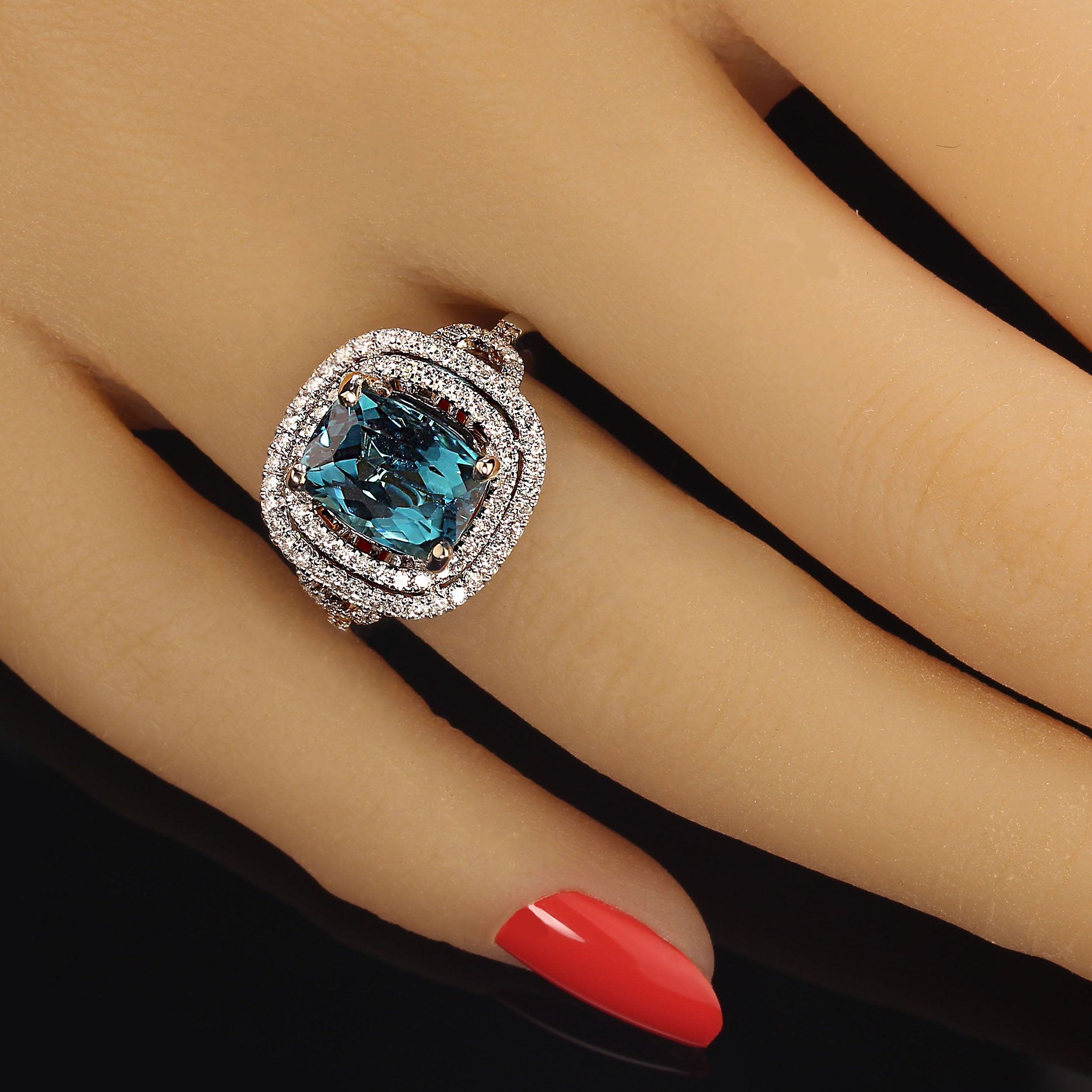 AJD Rare bague en tourmaline bleue indicolite en halo de diamants en vente