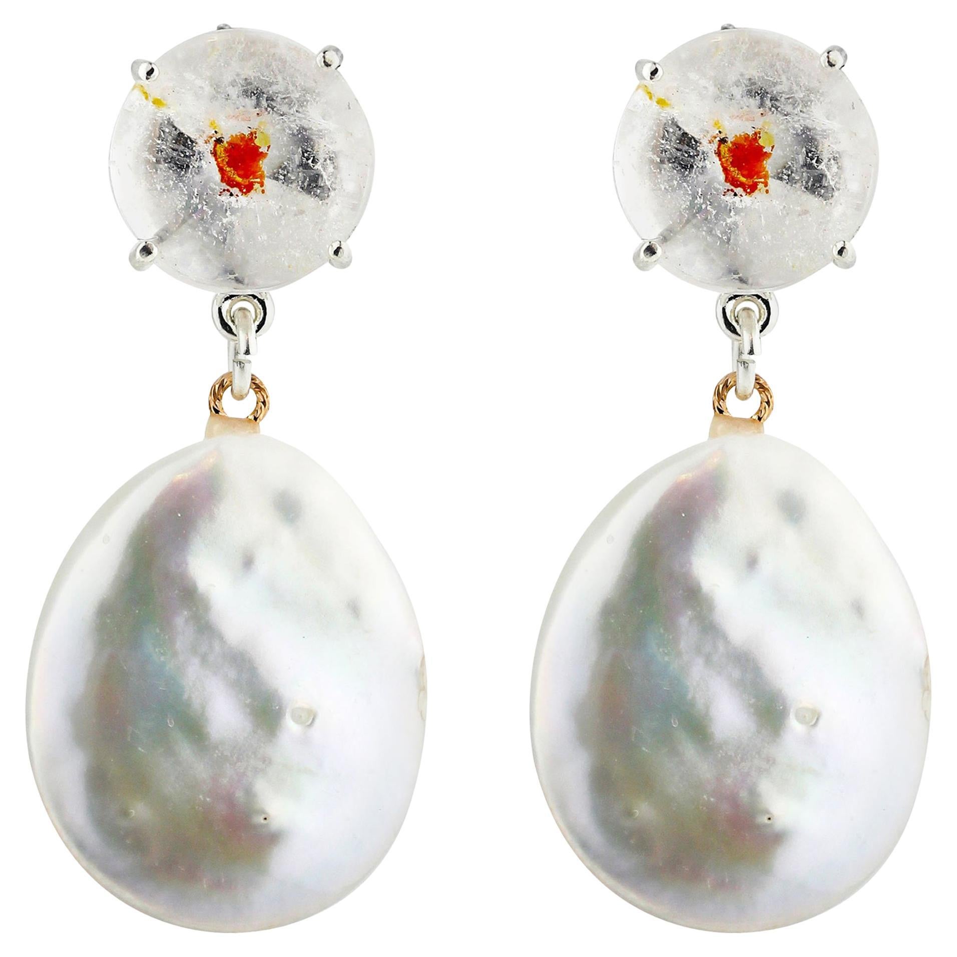 Estas bellísimas gemas redondas de Corindón parcialmente TRANSLÚCIDO miden 13,8 mm y son de 16,55 quilates.  Cuelgan con elegancia auténticas perlas cultivadas de acuñación sobre pendientes de plata de ley y miden aproximadamente 1,84 pulgadas de