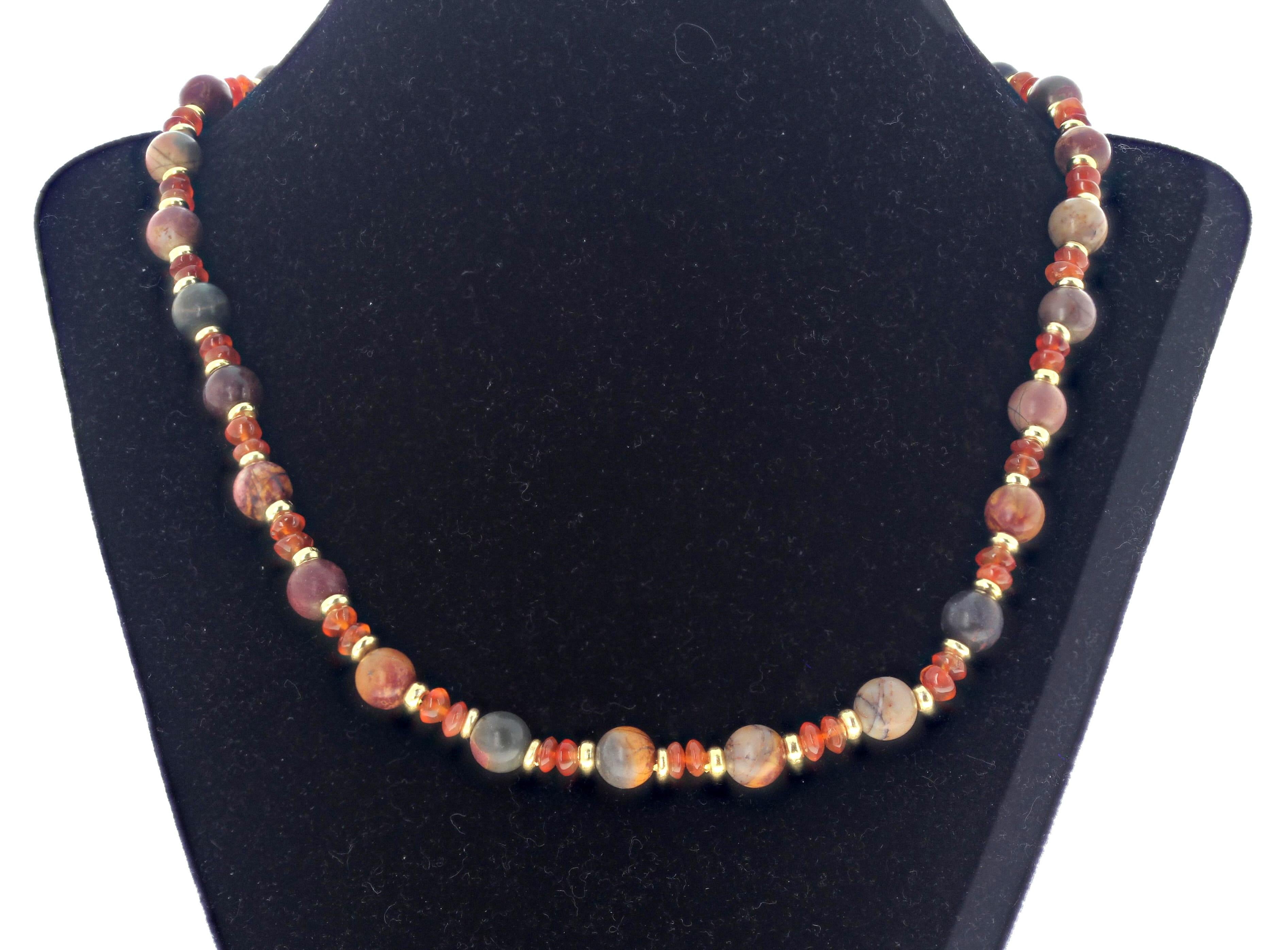 Queste piccole gemme sono molto eleganti da portare al collo.  Le piccole Agate vere misurano circa 8 1/4 mm e i piccoli Carneliani circa 5 mm.  Sono impreziositi da rondelle placcate in oro. Questa collana è lunga 19 pollici.  La chiusura è un