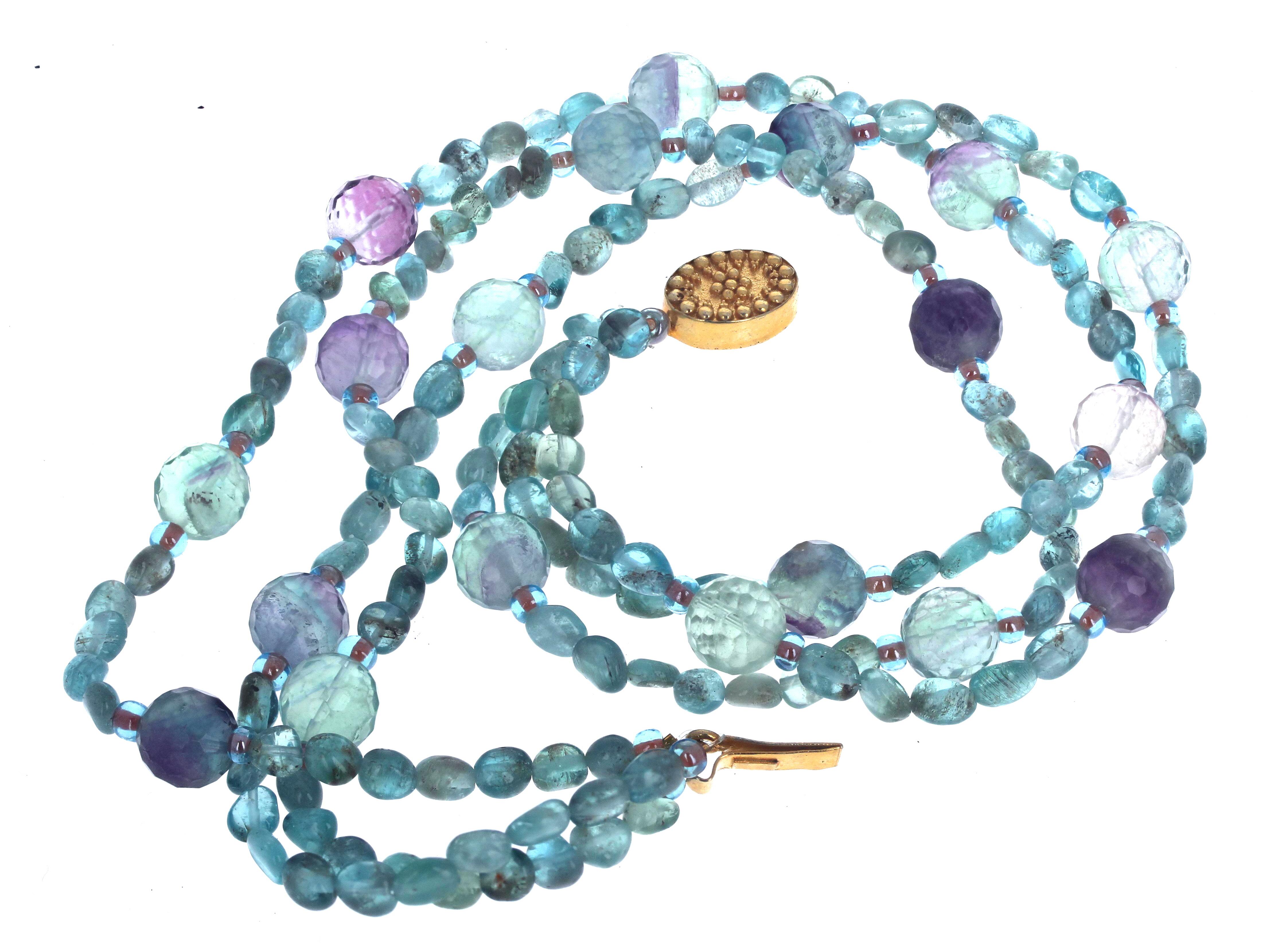 Questa bellissima collana a tre fili di Fluorite e Apatite è  Lunghezza 17,5 pollici.  Le gemme piccole più grandi misurano circa 5 mm e mezzo, mentre le gemme grandi con taglio rotondo misurano circa 12 mm.  Sono tutti multicolori di colore verde