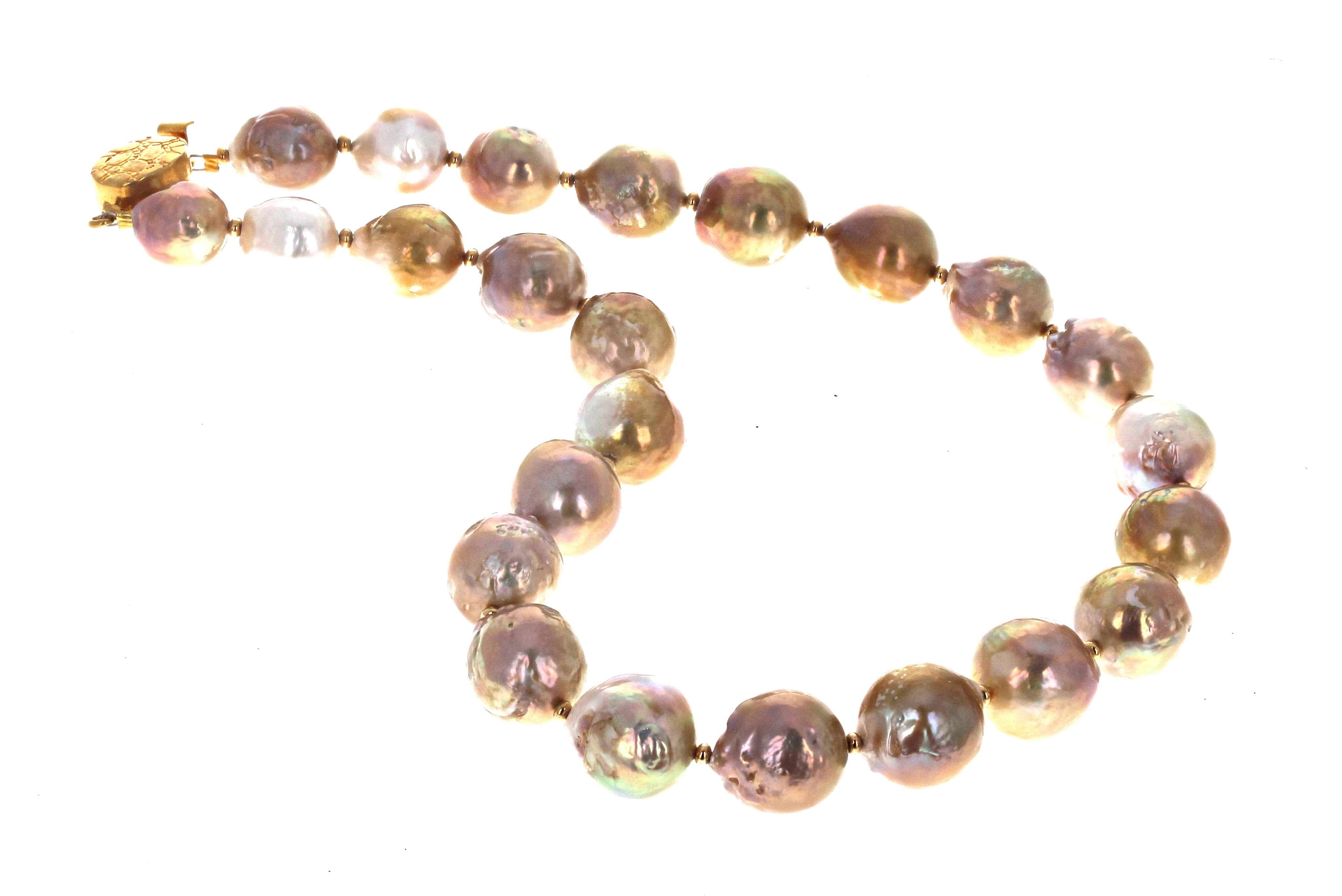 Ces magnifiques perles océaniques naturelles et dorées sont d'une taille d'environ 15 mm de diamètre.  Il s'agit de différentes couleurs et intensités de la couleur or.  Il est rehaussé de minuscules entretoises plaquées or. Il mesure 19 pouces de