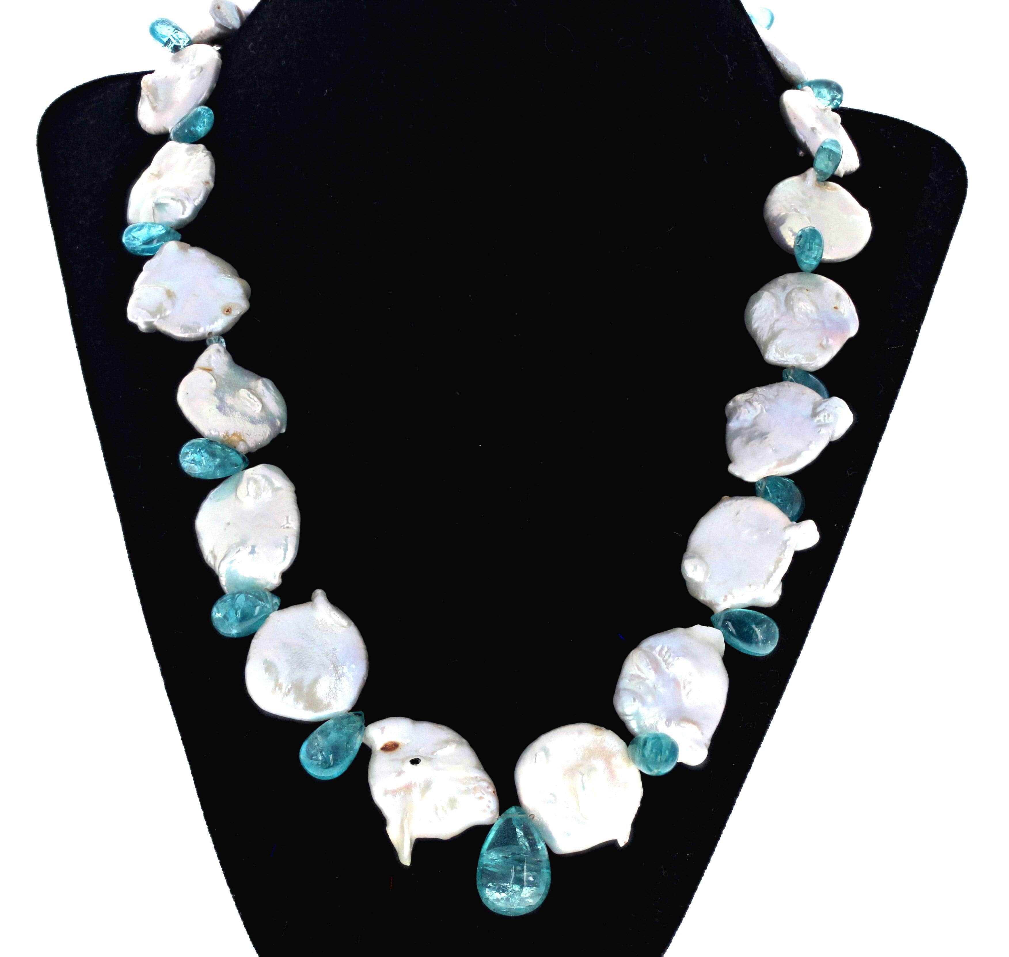Questa affascinante collana artistica di perle vere è arricchita da gemme naturali di apatite blu scintillante. Questo è lungo 20 pollici.  Le Apatiti naturali blu scintillanti sono di diverse dimensioni, la più grande è quella centrale che misura