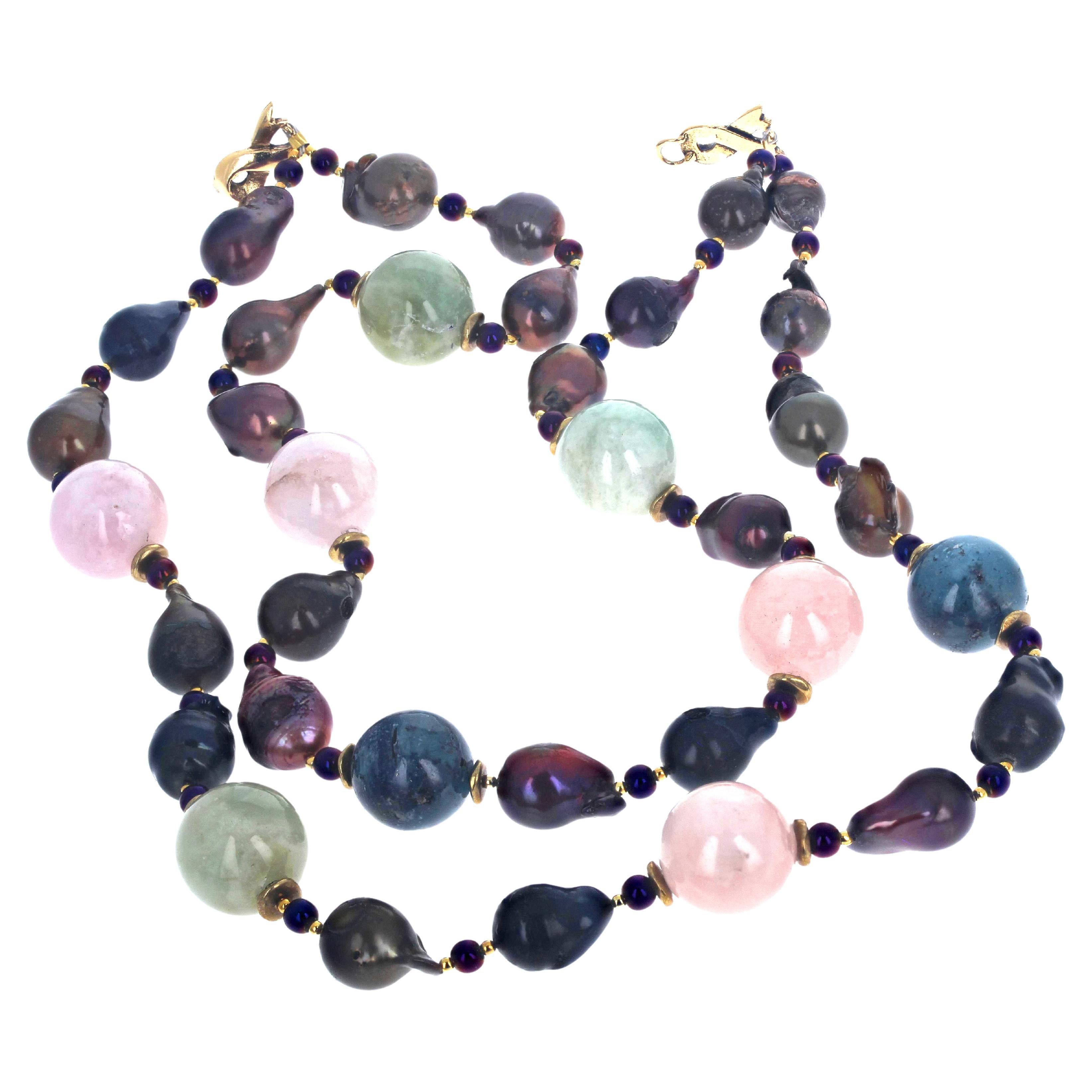 Tutte queste perle, kyaniti, kunziti, berilli e perle sono reali e naturali.  Le gemme naturali rotonde e lucide più grandi misurano circa 18 mm.  La chiusura è un gancio placcato oro facile da usare.  