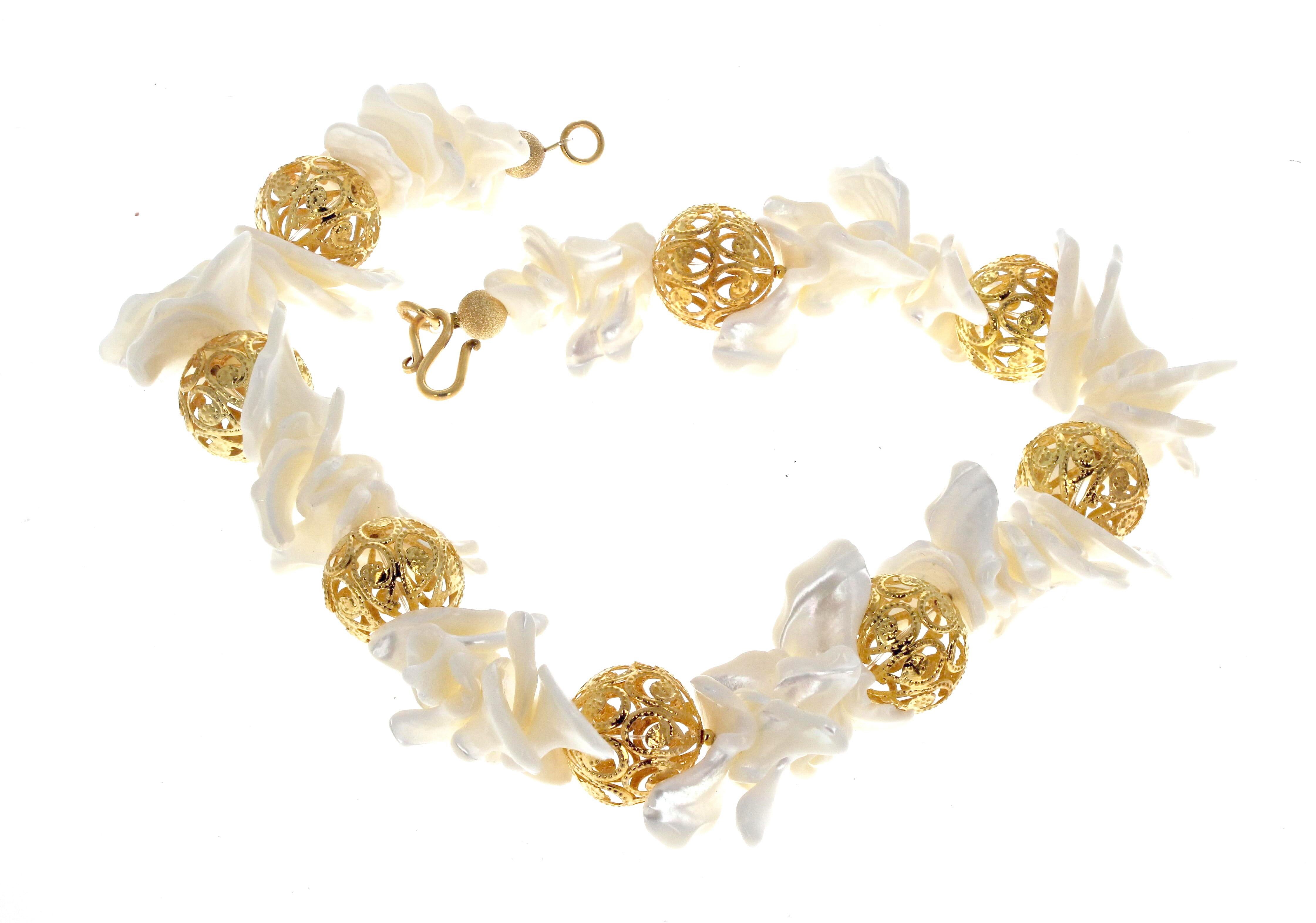 Queste bellissime rondelle placcate in oro hanno una dimensione di 20 mm e valorizzano magnificamente queste conchiglie di perle bianche naturali in questa collana lunga 18 pollici. La chiusura è un gancio placcato oro facile da usare. 