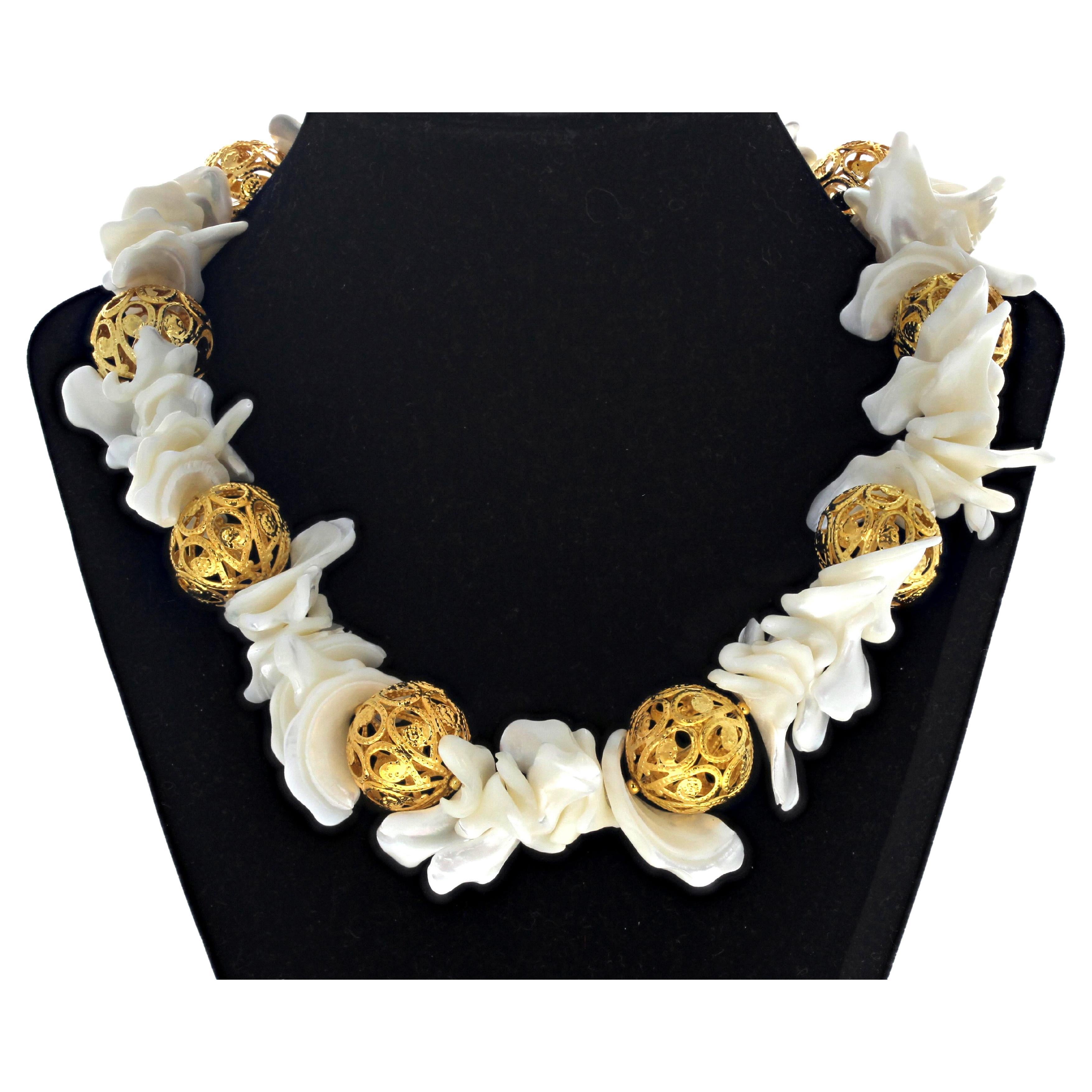AJD Collana da 18" con conchiglie di perle vere e rondelle placcate in oro in vendita
