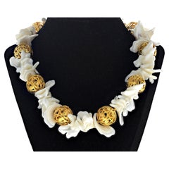 AJD Collana da 18" con conchiglie di perle vere e rondelle placcate in oro