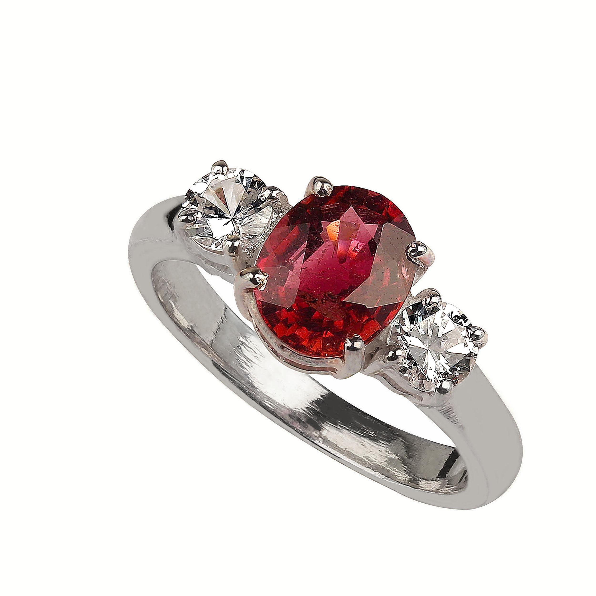 Ring von AJD aus funkelndem rotem Turmalin, akzentuiert mit echten Zirkonen im Angebot 3