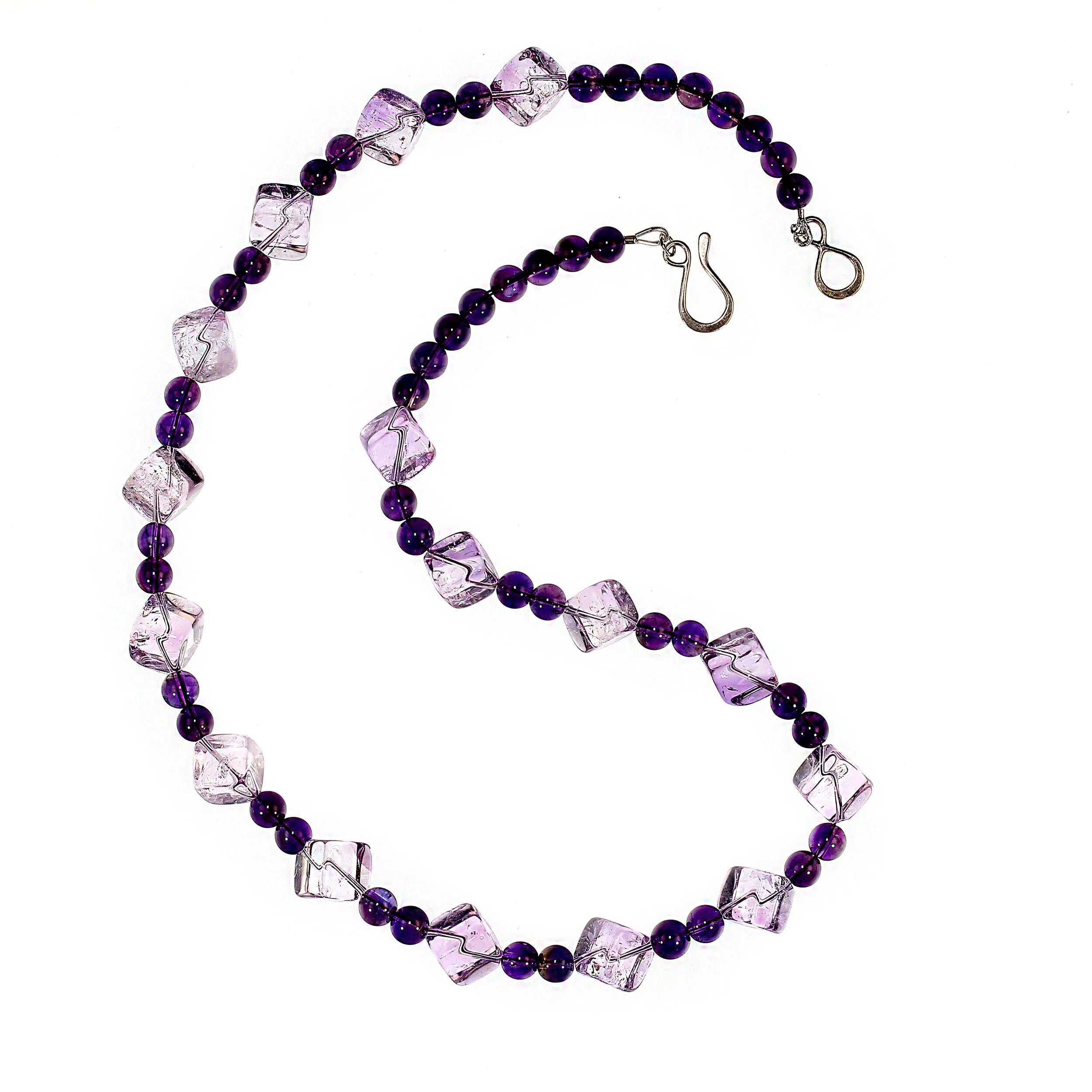 AJD Rose of France Würfel und 6MM Amethyst in einer 21 Zoll langen Halskette (Perle) im Angebot