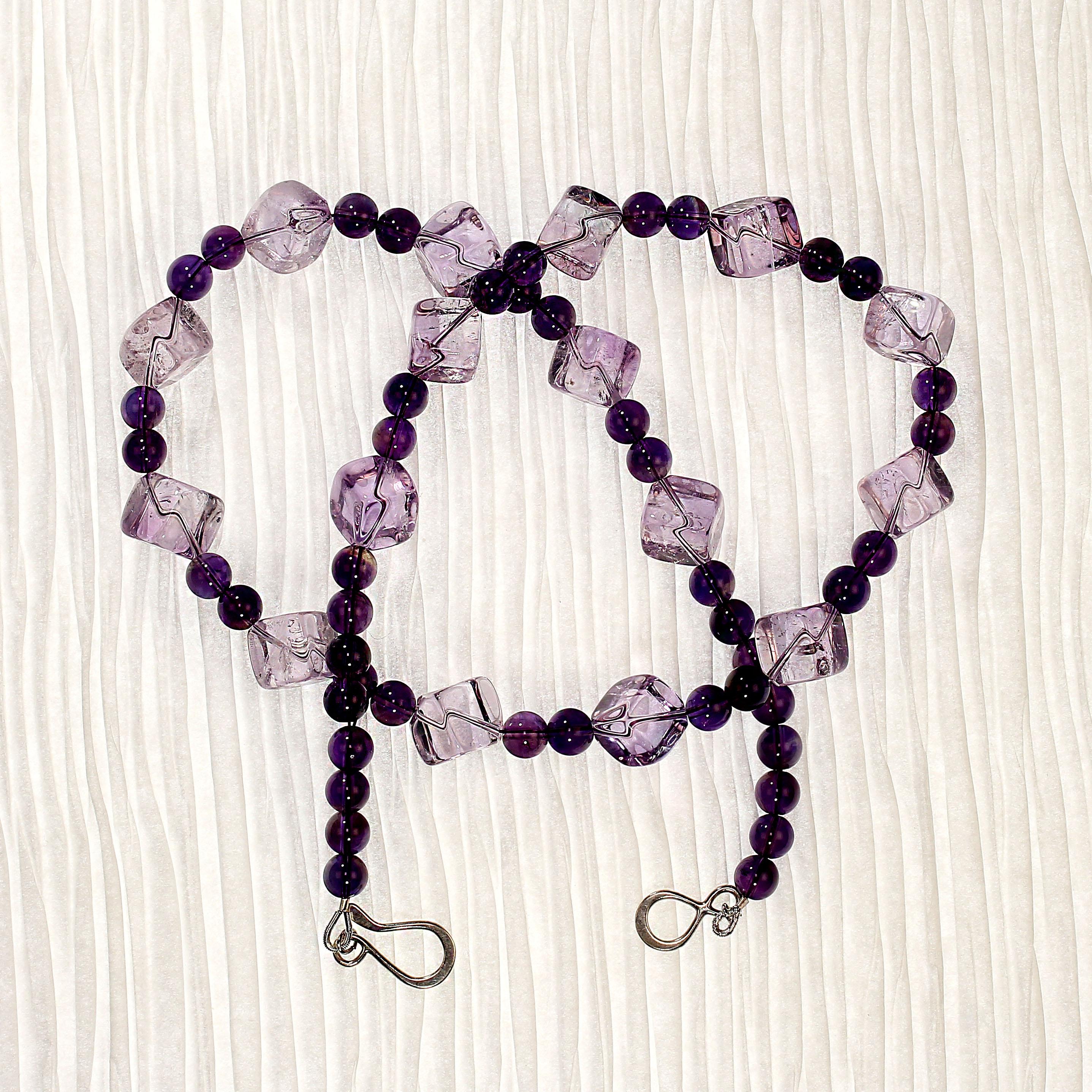 Atemberaubende 21-Zoll-Amethyst-Würfel-Halskette
Erhöhen Sie Ihre Schmucksammlung mit dieser exquisiten 21-Zoll-Halskette, die die bezaubernden Schattierungen des Amethysts zur Geltung bringt. Diese mit viel Liebe zum Detail gefertigte Halskette ist