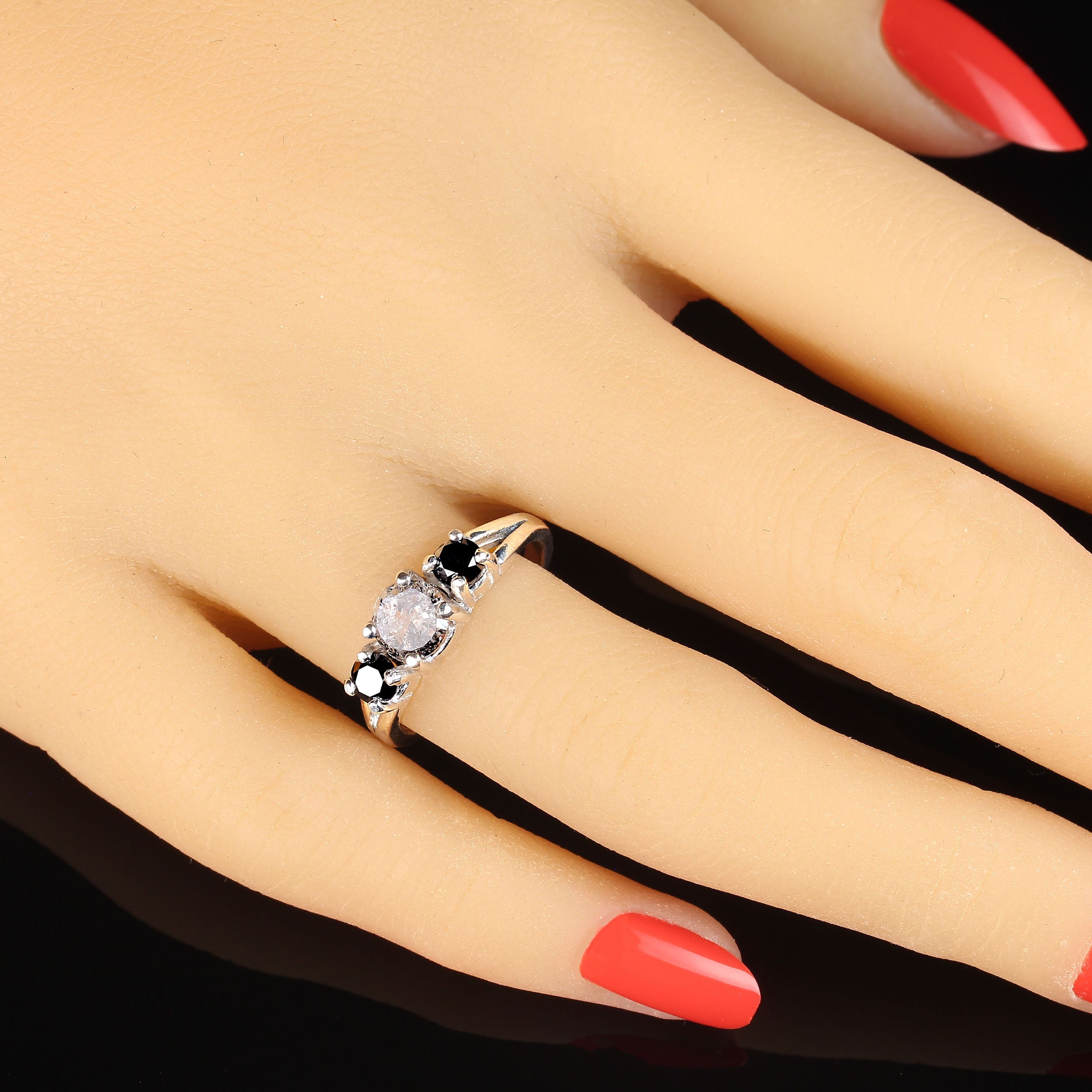 Bague unique en argent sterling avec diamant sel et poivre et accents en diamant noir
Découvrez l'attrait de l'individualité avec cette bague unique Salt and Pepper Diamond, élégamment fabriquée en argent sterling et rehaussée de diamants noirs