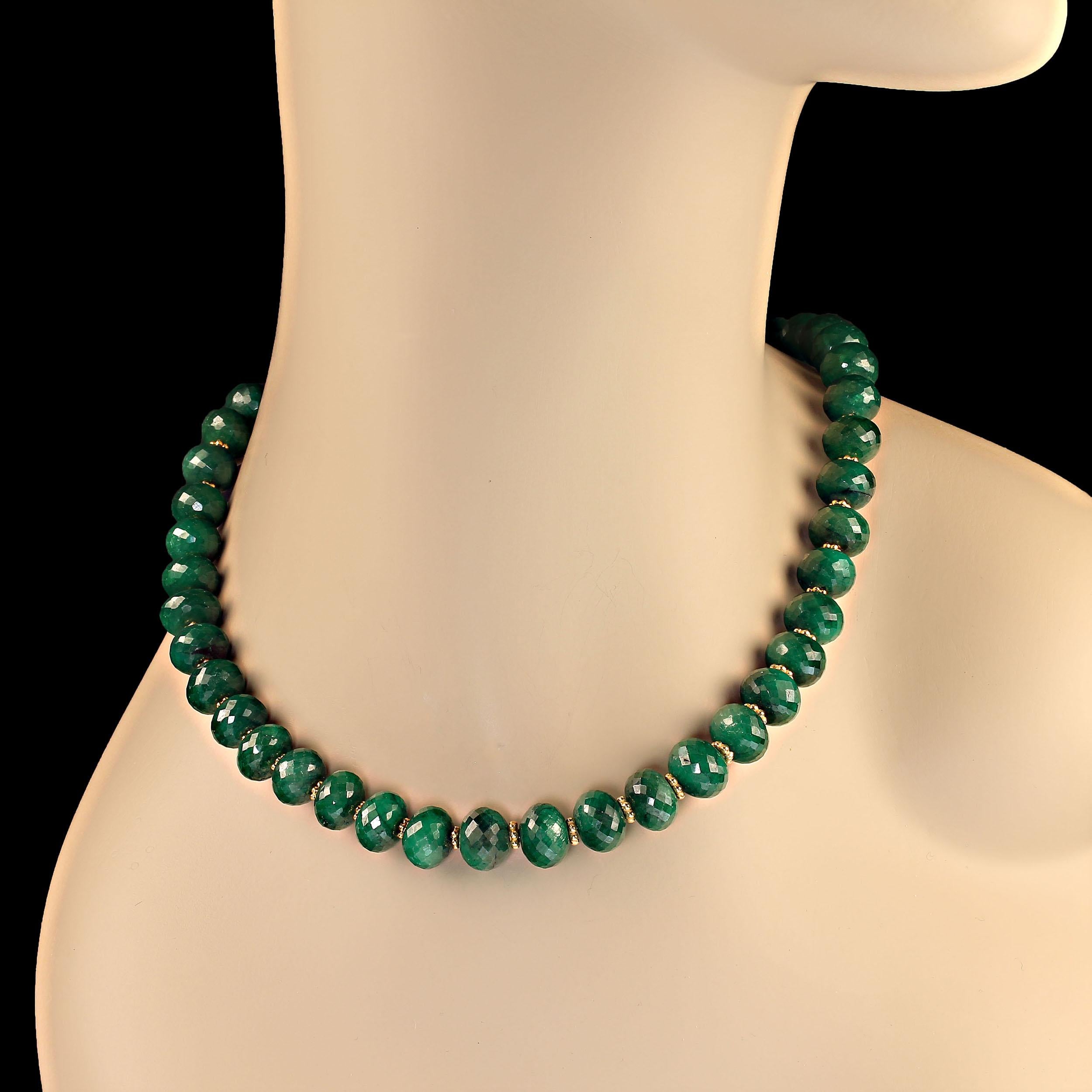 Einfache, elegante Smaragd-Halskette von AJD mit goldfarbenen Akzenten 18 Zoll (Kunsthandwerker*in) im Angebot