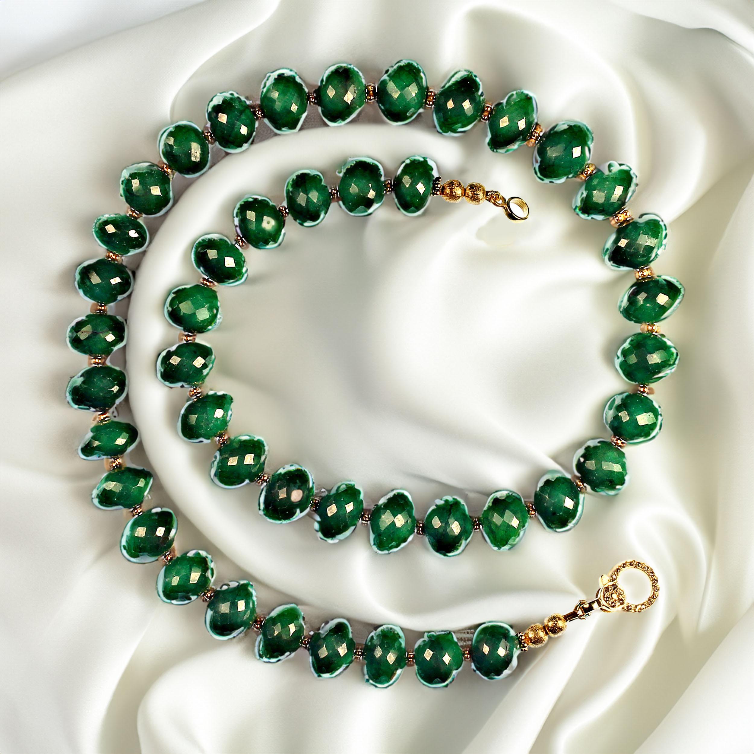 18 Zoll leicht ovale, nicht ganz runde facettierte Smaragd-Halskette. Kleine goldfarbene Gänseblümchen akzentuieren das Glitzern der Smaragdfacetten. Alle Smaragd-Liebhaberinnen haben mit dieser Schönheit Glück, denn sie wird von nun an Ihr