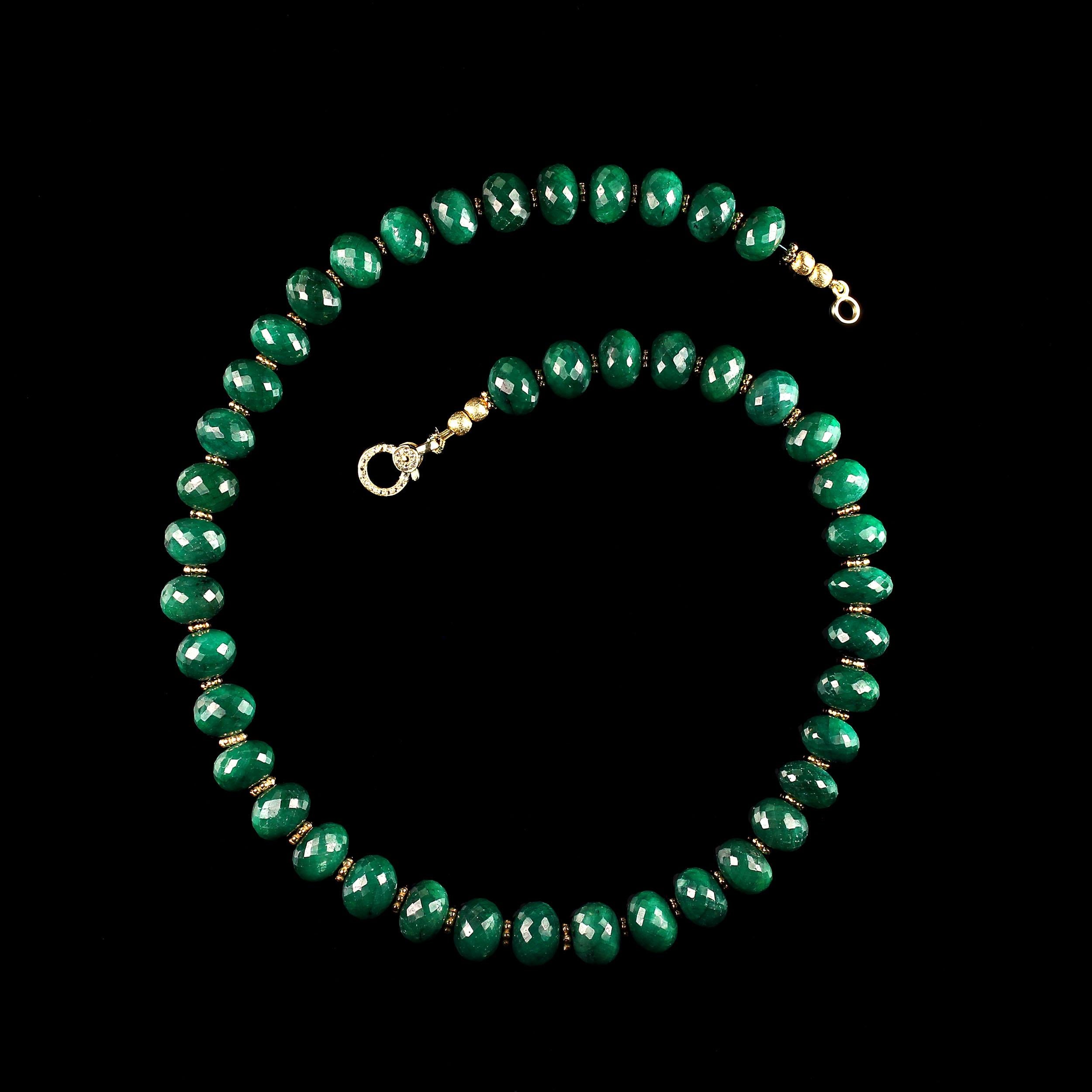 Einfache, elegante Smaragd-Halskette von AJD mit goldfarbenen Akzenten 18 Zoll (Perle) im Angebot