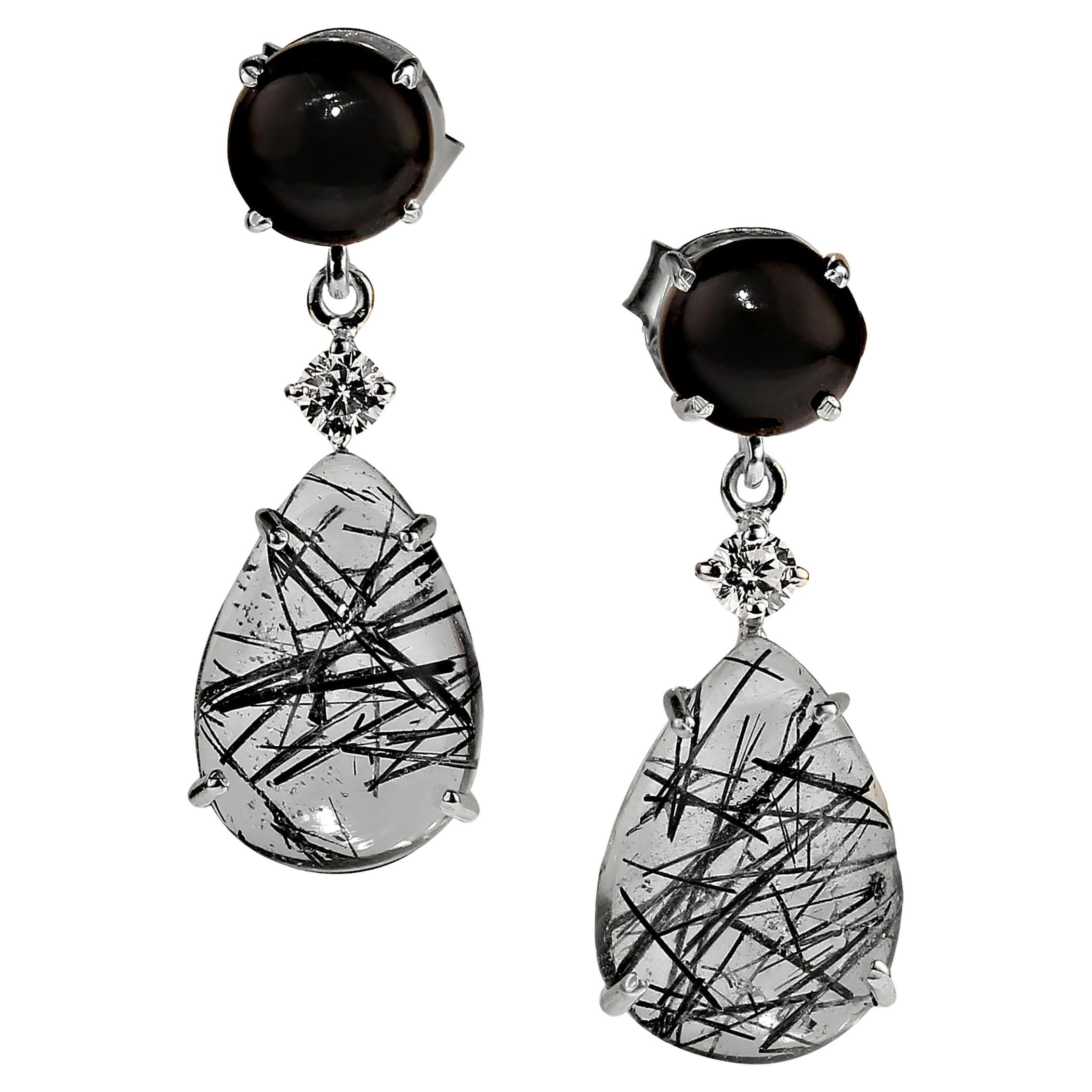 Elegantes Pendientes Colgantes de Cuarzo Turmalinado y Ónice Negro en Plata de Ley
Eleva tu colección de joyas con estos sofisticados pendientes colgantes, con un impresionante cuarzo turmalinado y ónice negro engastados en reluciente plata de ley.