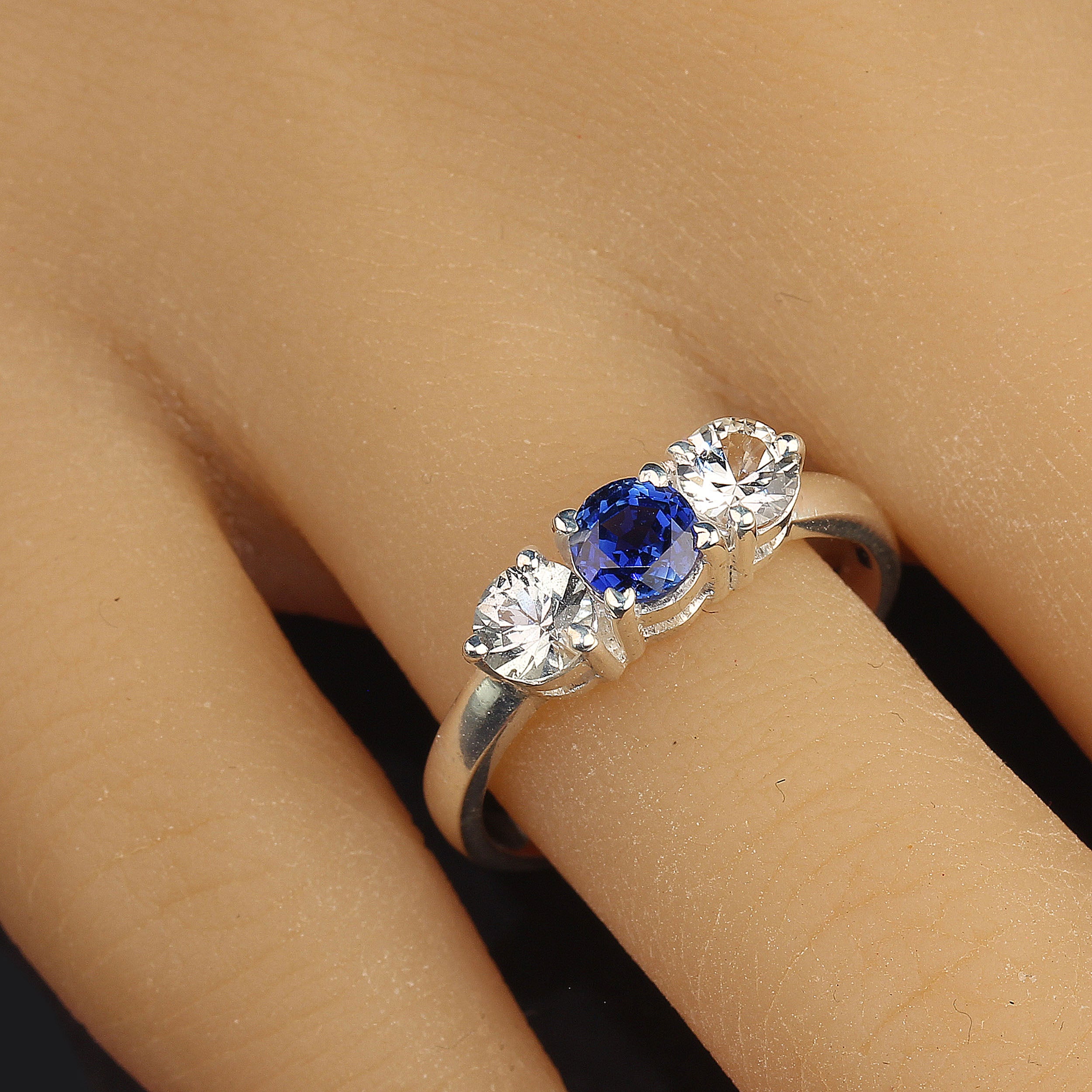 Anillo clásico de zafiro de tres piedras en plata de ley
Eleva tu estilo con este anillo atemporal de tres piedras con un brillante zafiro azul y dos brillantes zafiros blancos. Elaborado en plata de ley, este elegante anillo es imprescindible en
