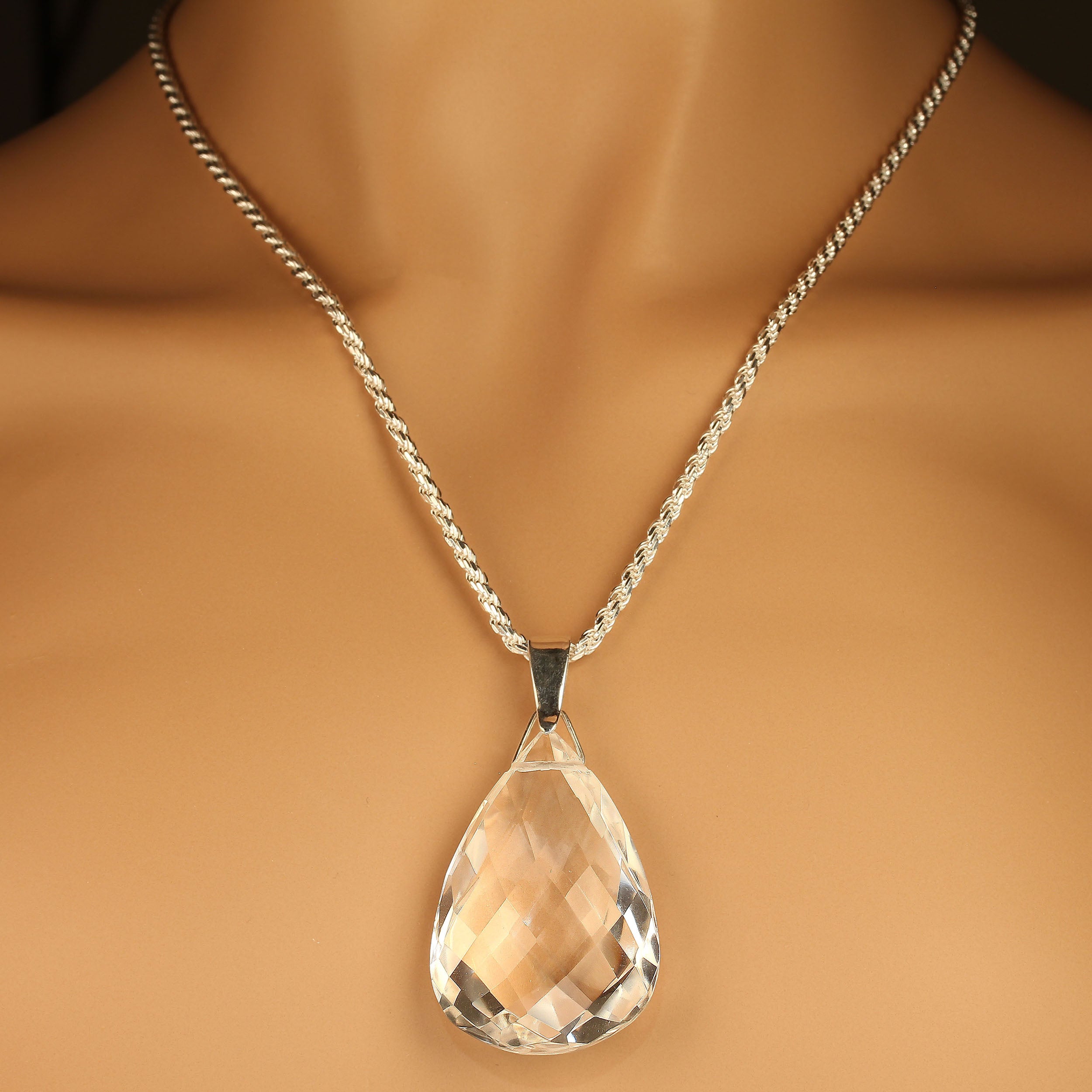 Wir präsentieren den funkelnden Anhänger aus Quarzkristall und Sterlingsilber - das perfekte Accessoire für alle, die sowohl Schönheit als auch Bedeutung in ihrem Schmuck lieben. Dieser exquisite 2,25-Zoll-Anhänger präsentiert einen atemberaubenden