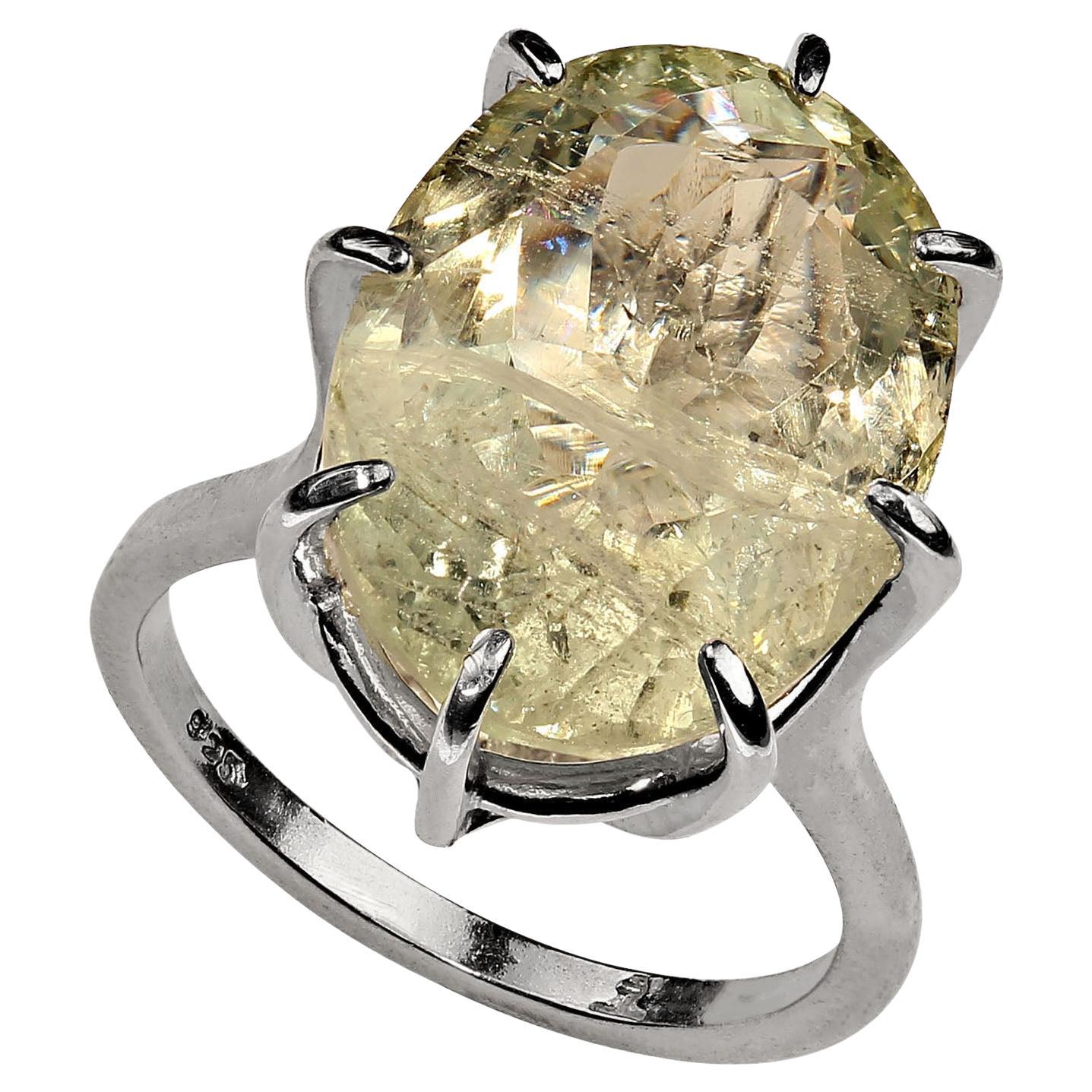 Scintillante berillo verde ovale trasparente, 10,49 carati, incastonato in un anello a cesto a 8 punte in argento Sterling.  Questa gemma brillante presenta tutte le inclusioni tipiche dei berilli, ma in questo caso riflettono la luce e rendono la