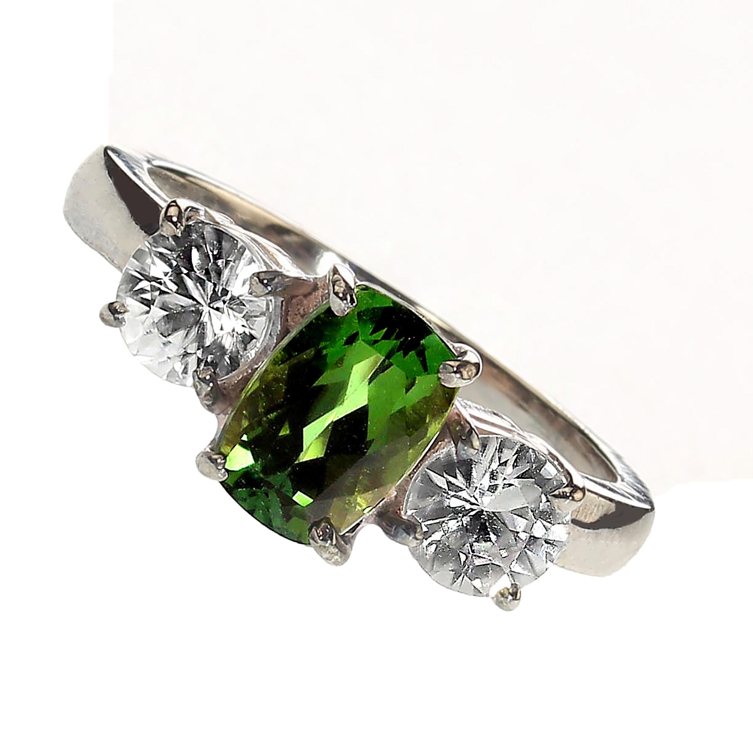 AJD - Tourmaline verte ovale scintillante accentuée de zircons scintillants Unisexe en vente