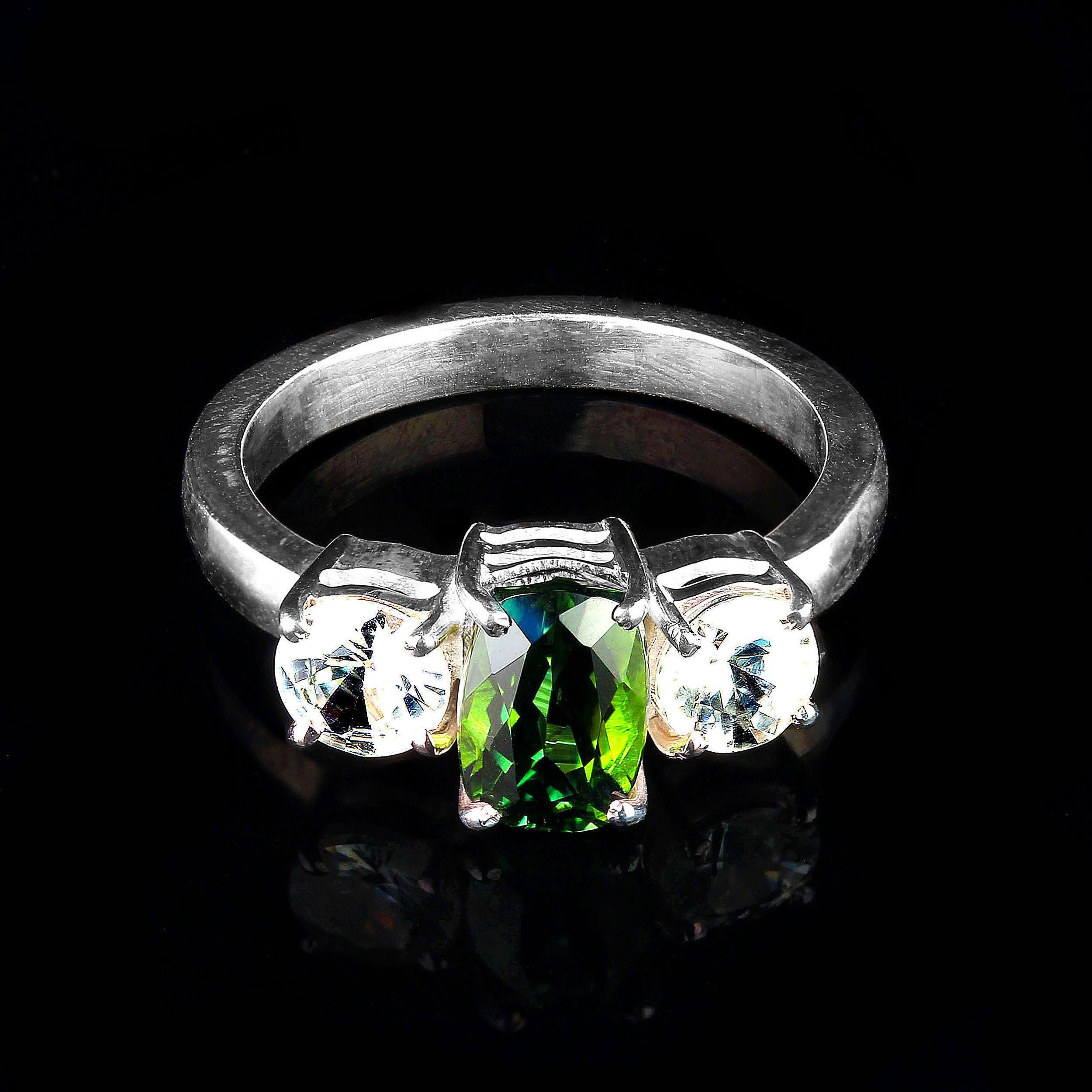 AJD - Tourmaline verte ovale scintillante accentuée de zircons scintillants en vente 1