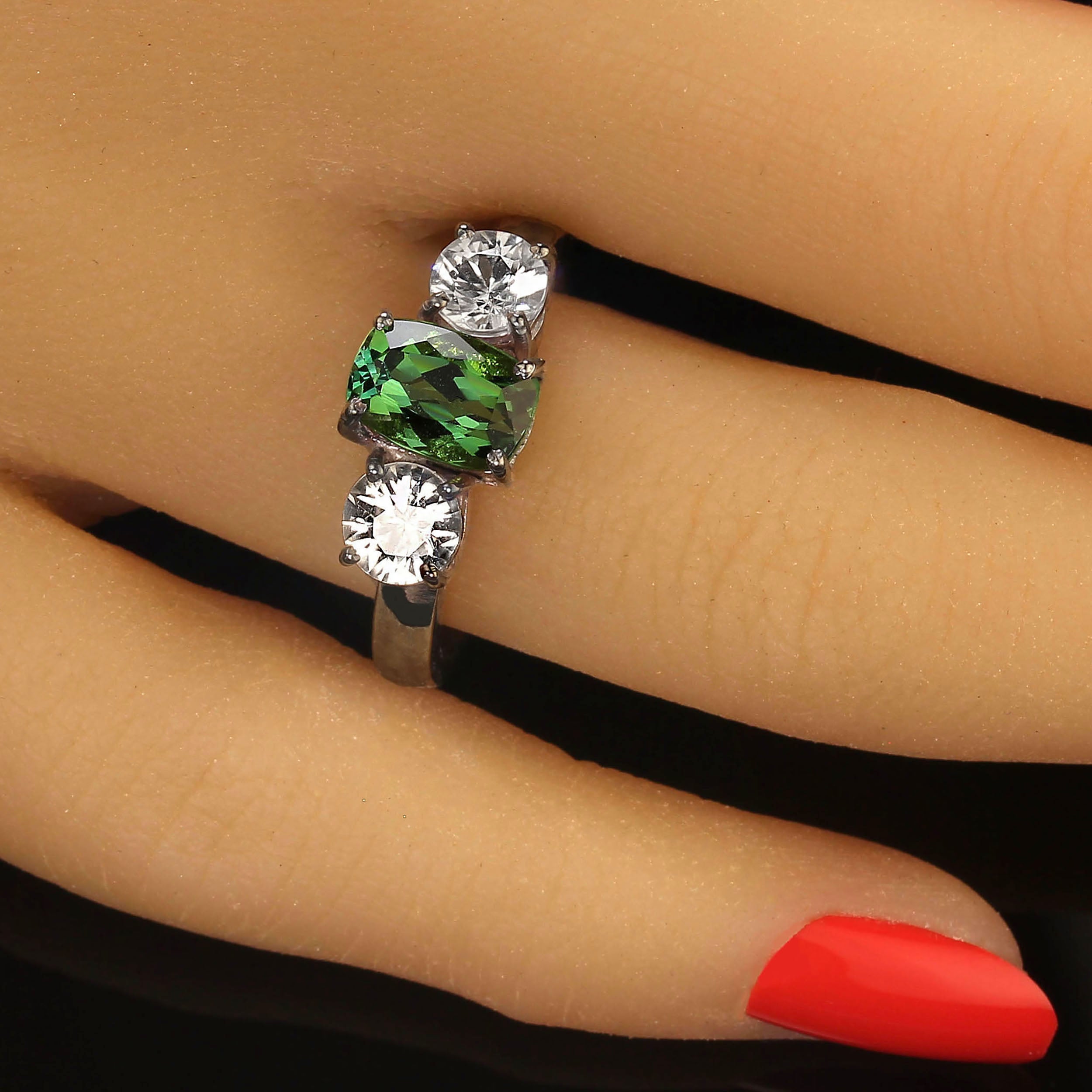 AJD - Tourmaline verte ovale scintillante accentuée de zircons scintillants en vente