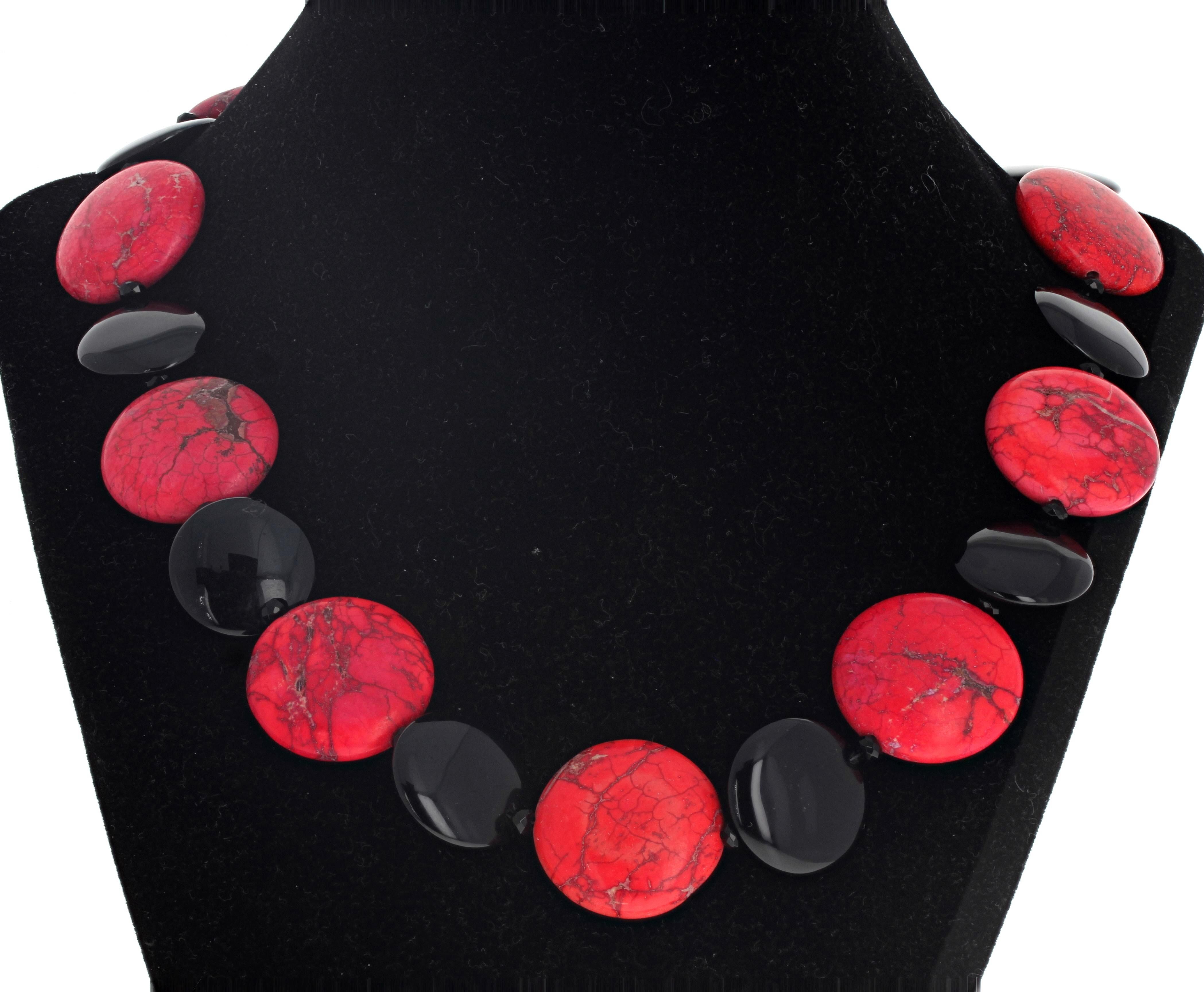 Faszinierende Statement-Halskette aus echtem rotem Howlite und schwarzem Onyx von AJD (Gemischter Schliff) im Angebot
