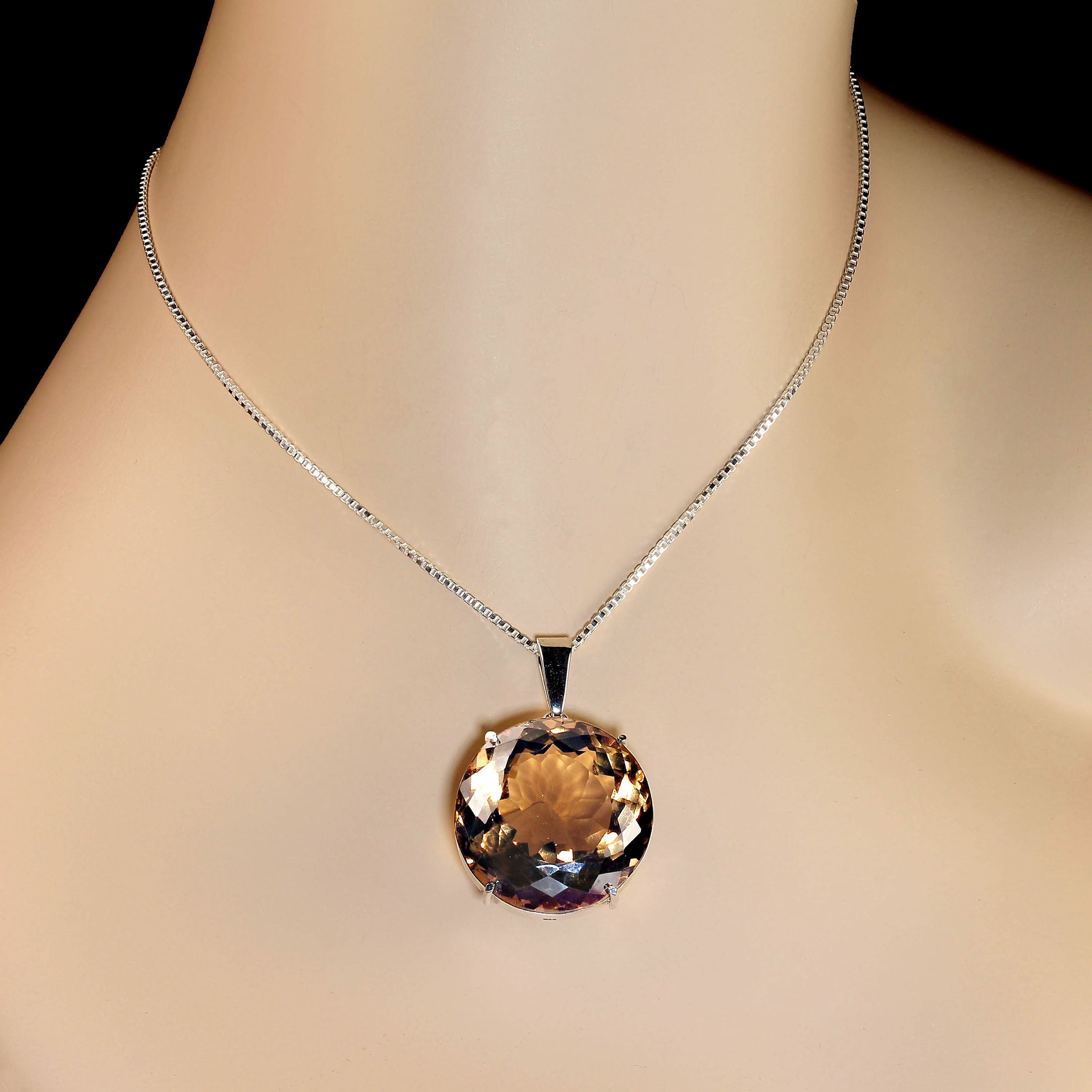 Bold Smoky Quartz Statement Anhänger in handgefertigtem Sterling Silber - 64 Karat brasilianischer Handwerkskunst

Setzen Sie ein Zeichen mit diesem exquisiten Rauchquarz-Anhänger in einer wunderschönen handgefertigten Sterling-Silber-Fassung.
