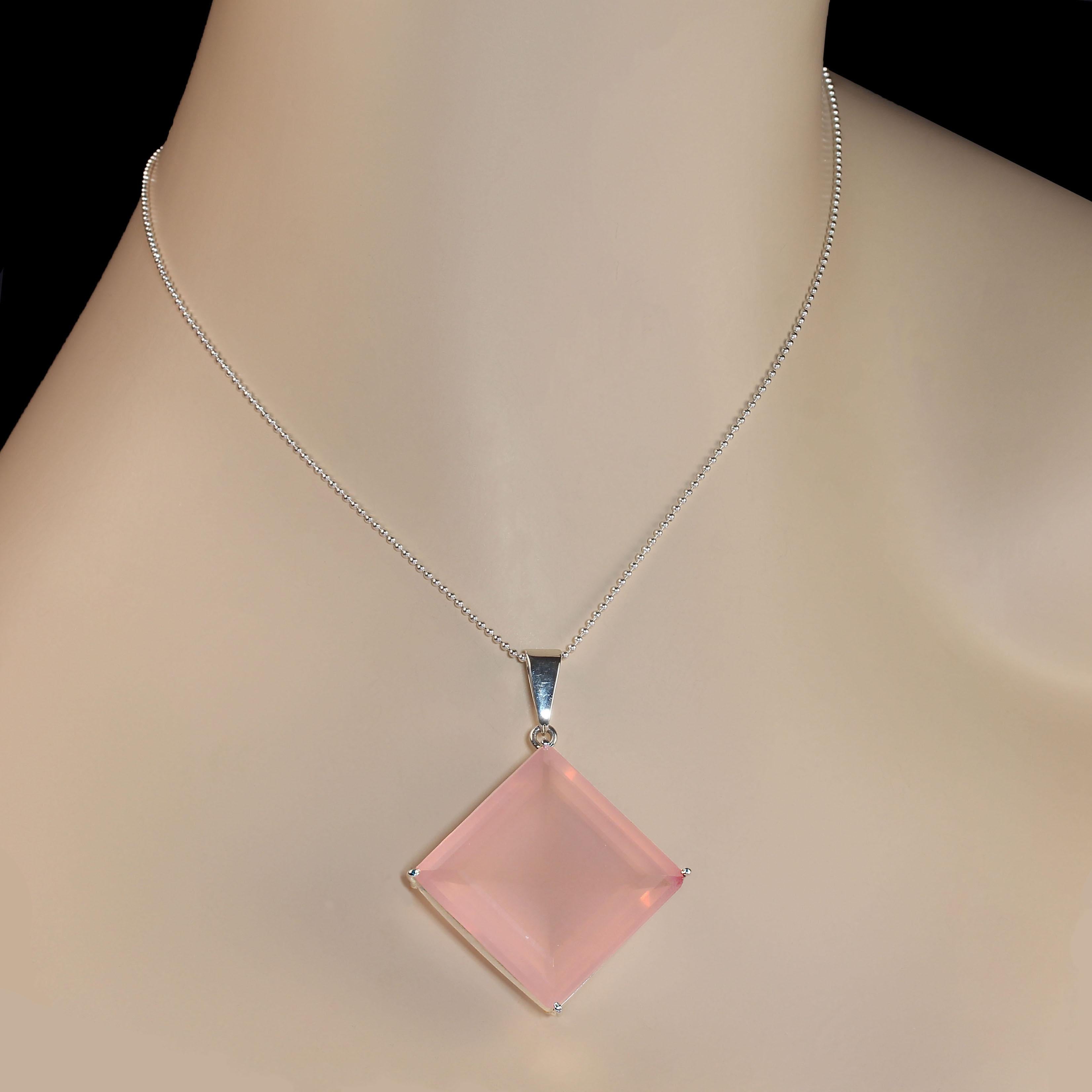 Plus d'un pouce carré  Le pendentif en argent sterling et quartz rose est vraiment magnifique.  La pierre précieuse, d'une valeur de 69 carats, est sertie dans une monture en argent sterling fabriquée à la main. Ce pendentif unique en quartz rose