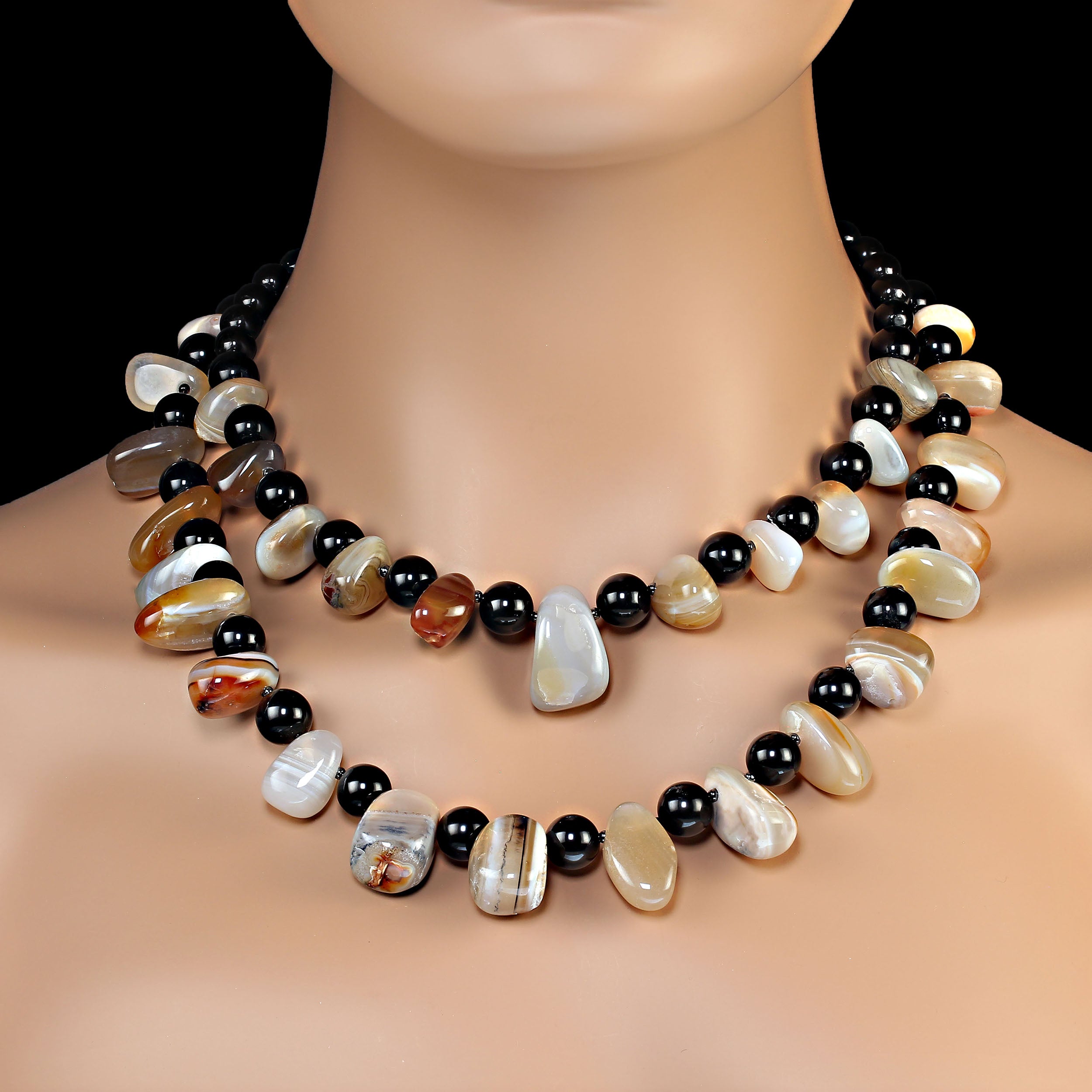 Splendida collana a due fili con pepite di agata del Botswana e onice nero
Eleva il tuo stile con questa splendida collana a due fili con un'affascinante combinazione di pepite di agata del Botswana e onice nera. Con una lunghezza di 17 e 21