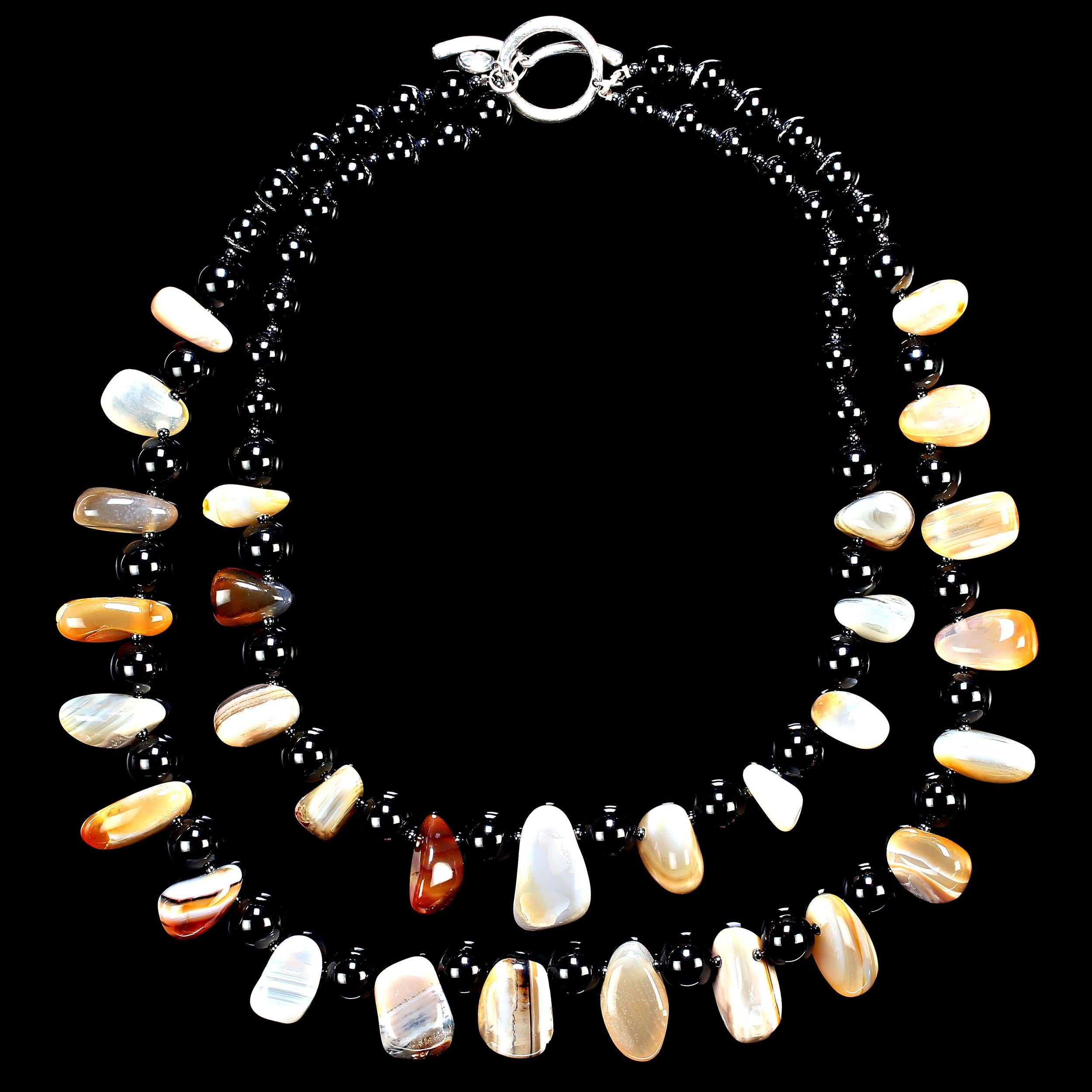 AJD Atemberaubende zweireihige Halskette aus Botswana-Achat mit Nugget und schwarzem Onyx (Perle) im Angebot
