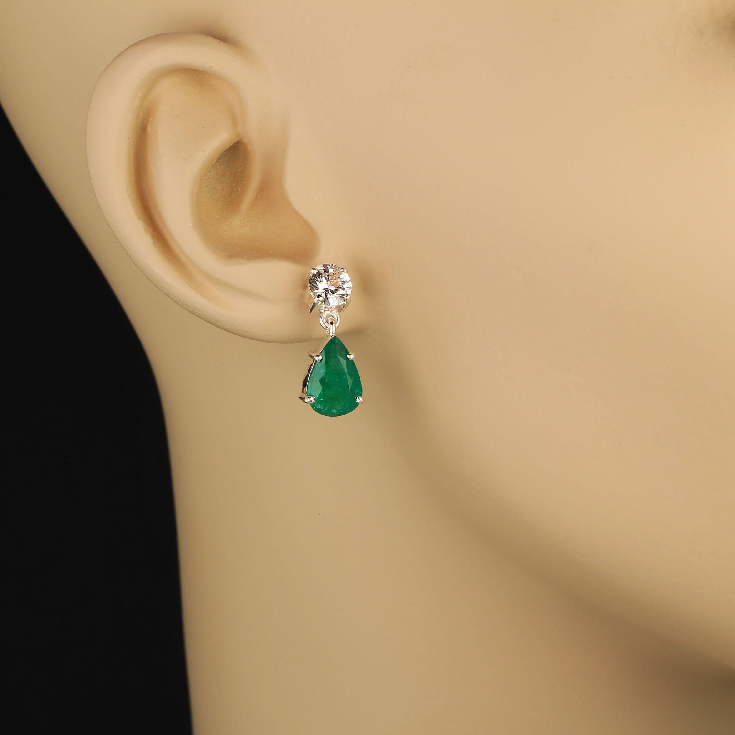 AJD Atemberaubende Ohrringe mit Smaragd und funkelndem Zirkon (Kunsthandwerker*in) im Angebot
