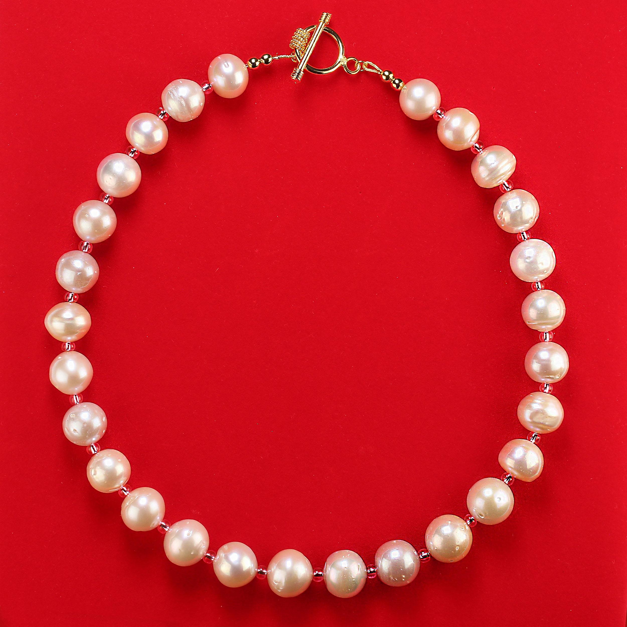 AJD Perle eleganti con accenti rosa caldo da 17 pollici in vendita 4