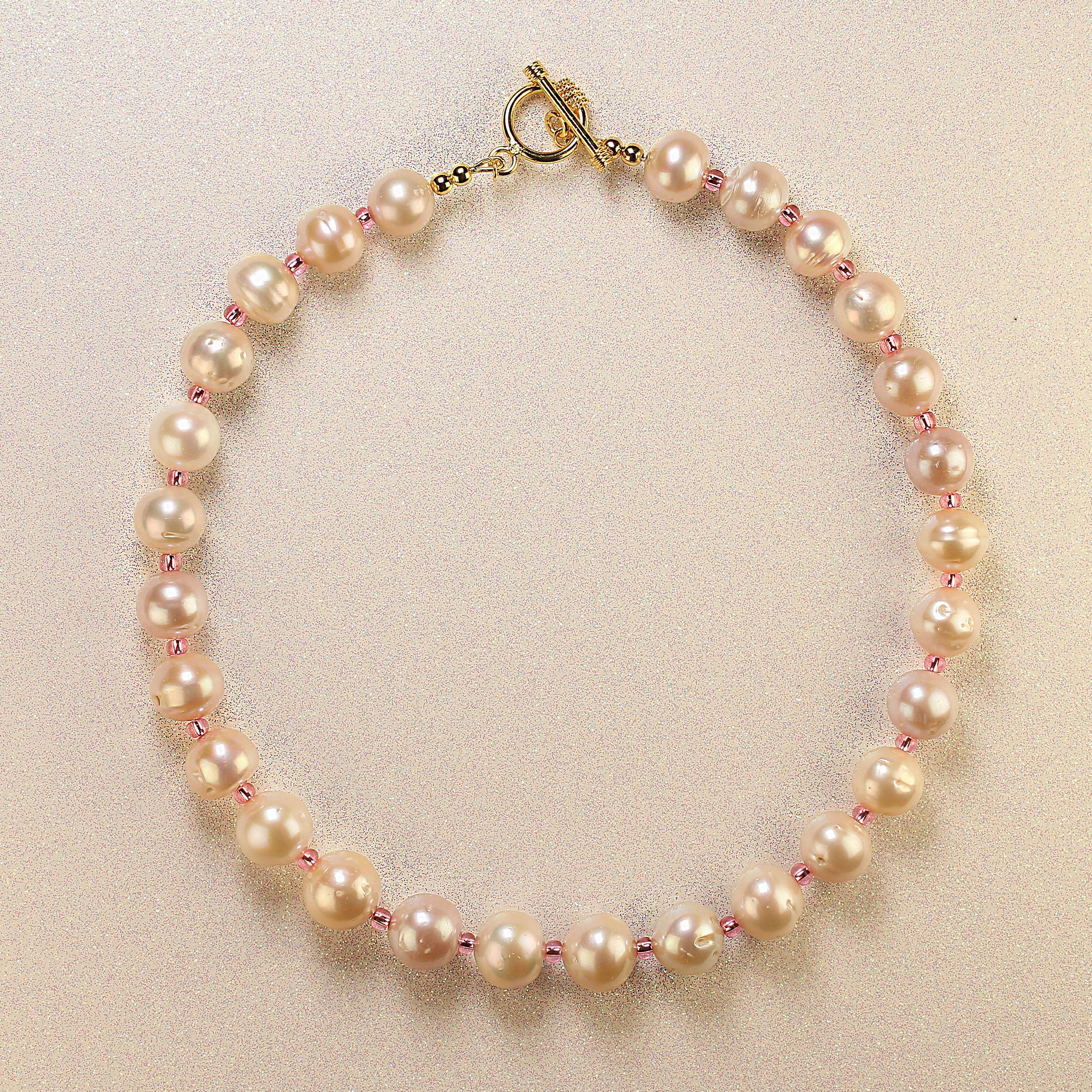 AJD Perle eleganti con accenti rosa caldo da 17 pollici in vendita 6