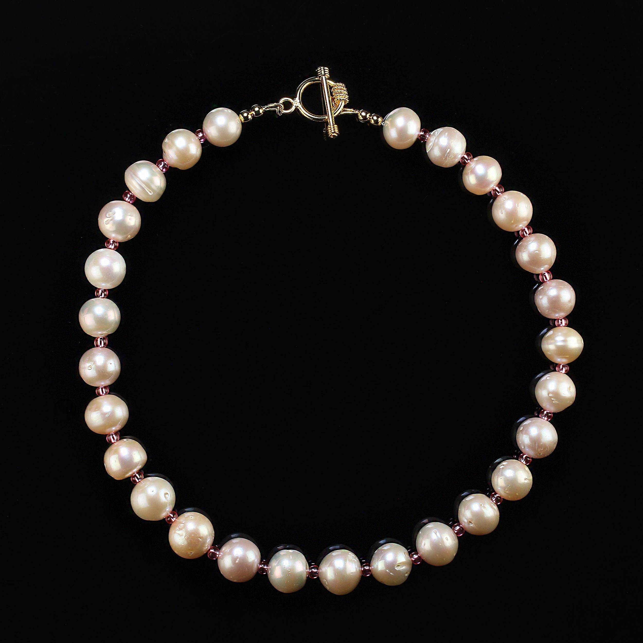 AJD Perle eleganti con accenti rosa caldo da 17 pollici In condizioni Nuovo in vendita a Raleigh, NC
