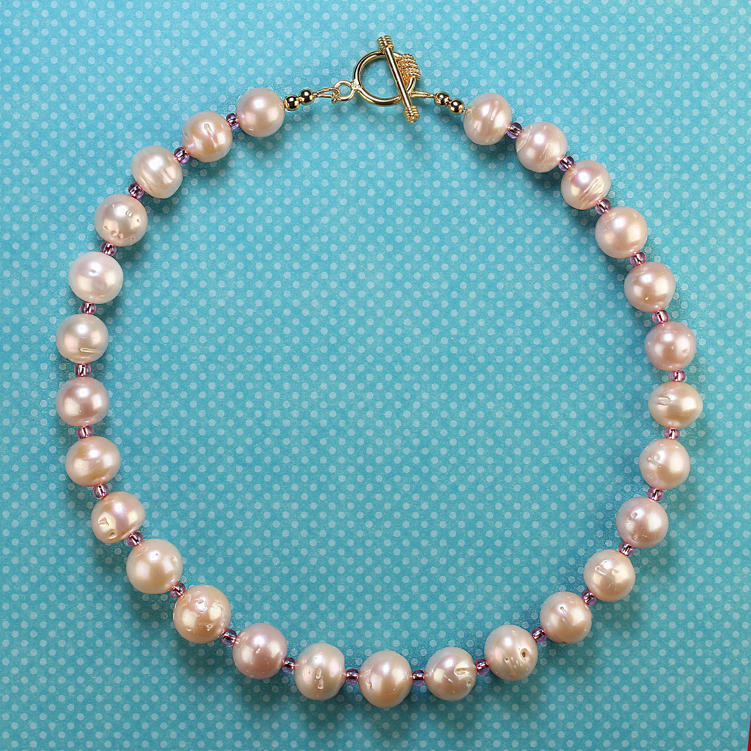 AJD Perle eleganti con accenti rosa caldo da 17 pollici in vendita 1